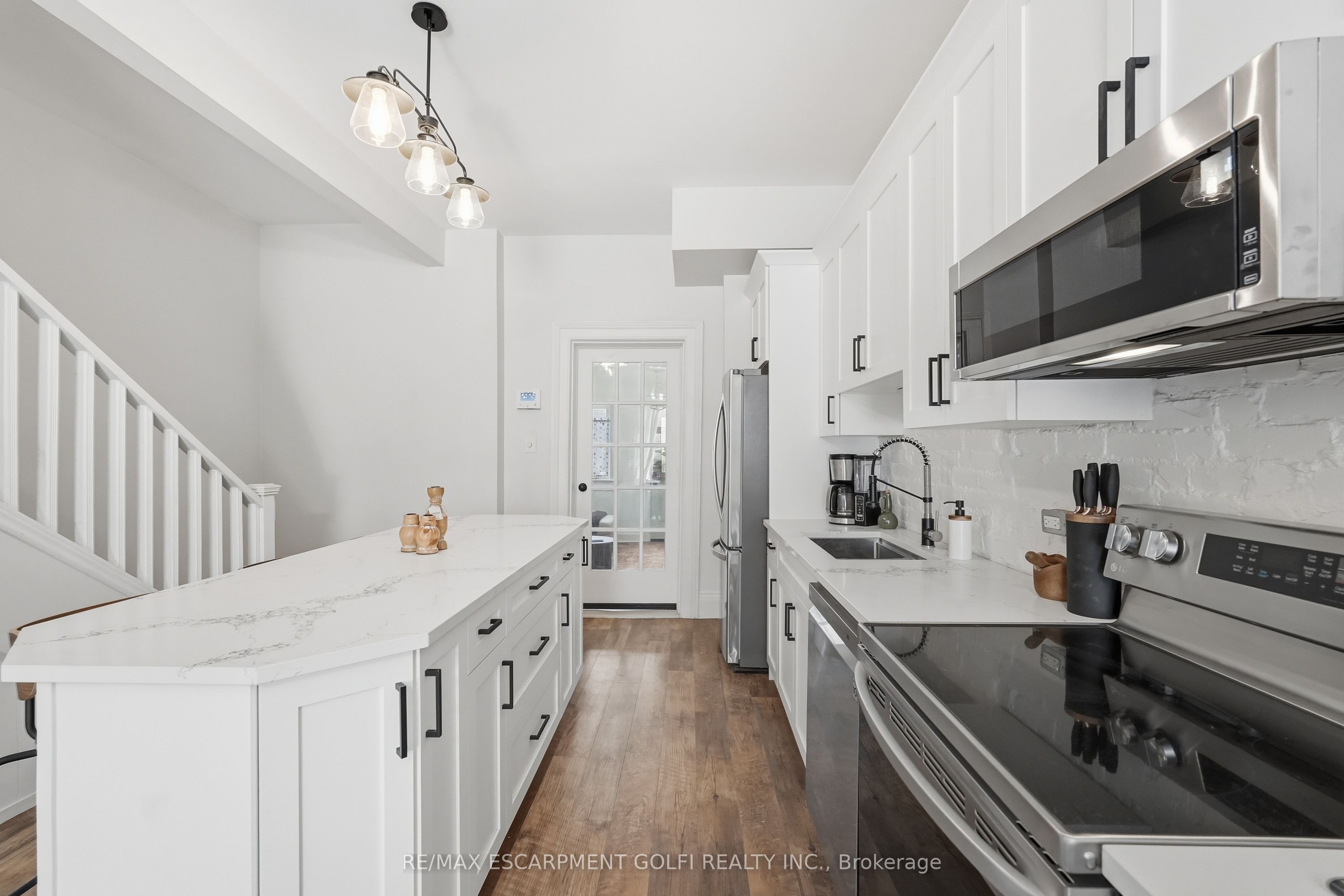 277 Main Street W Property Photo 11