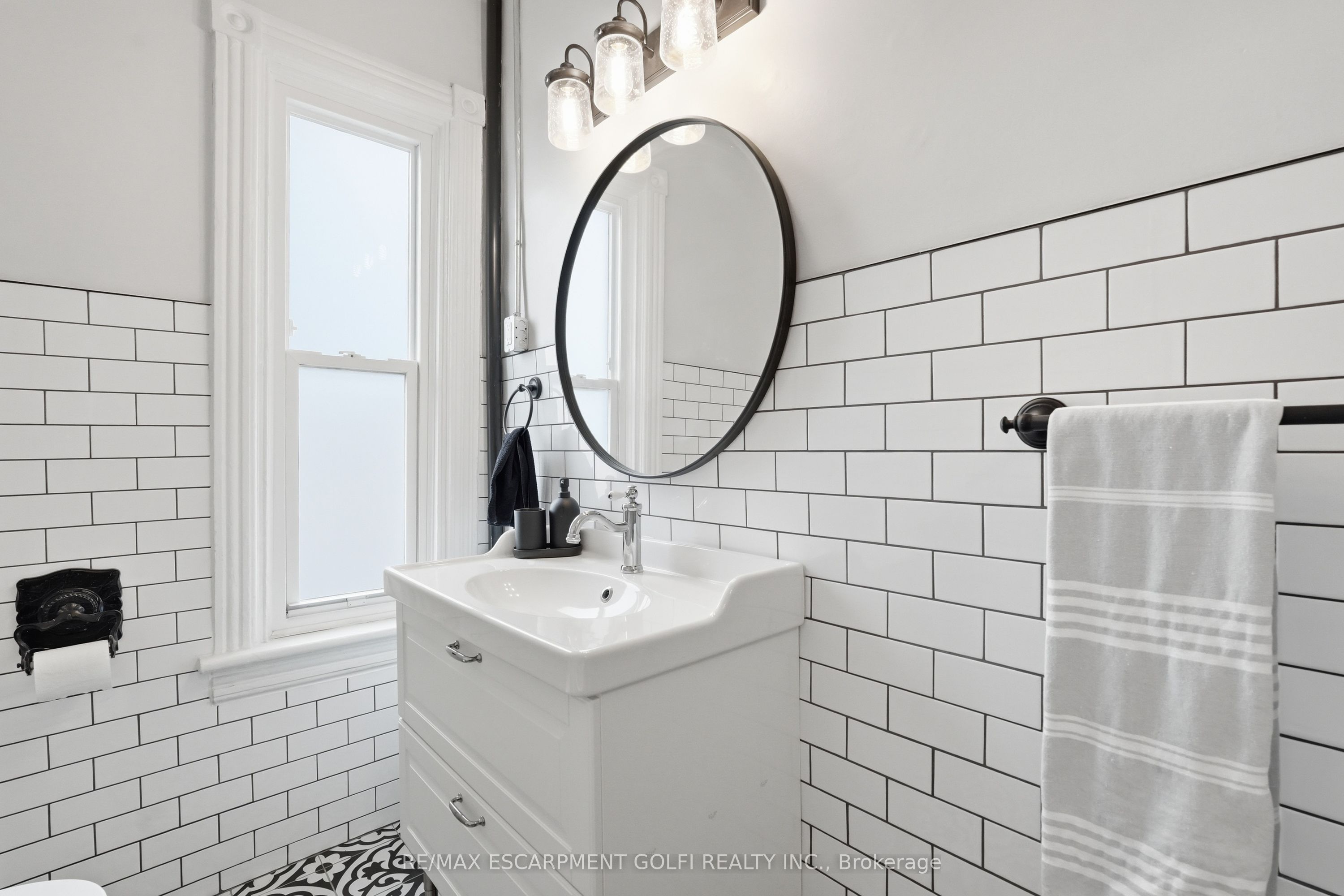 277 Main Street W Property Photo 25