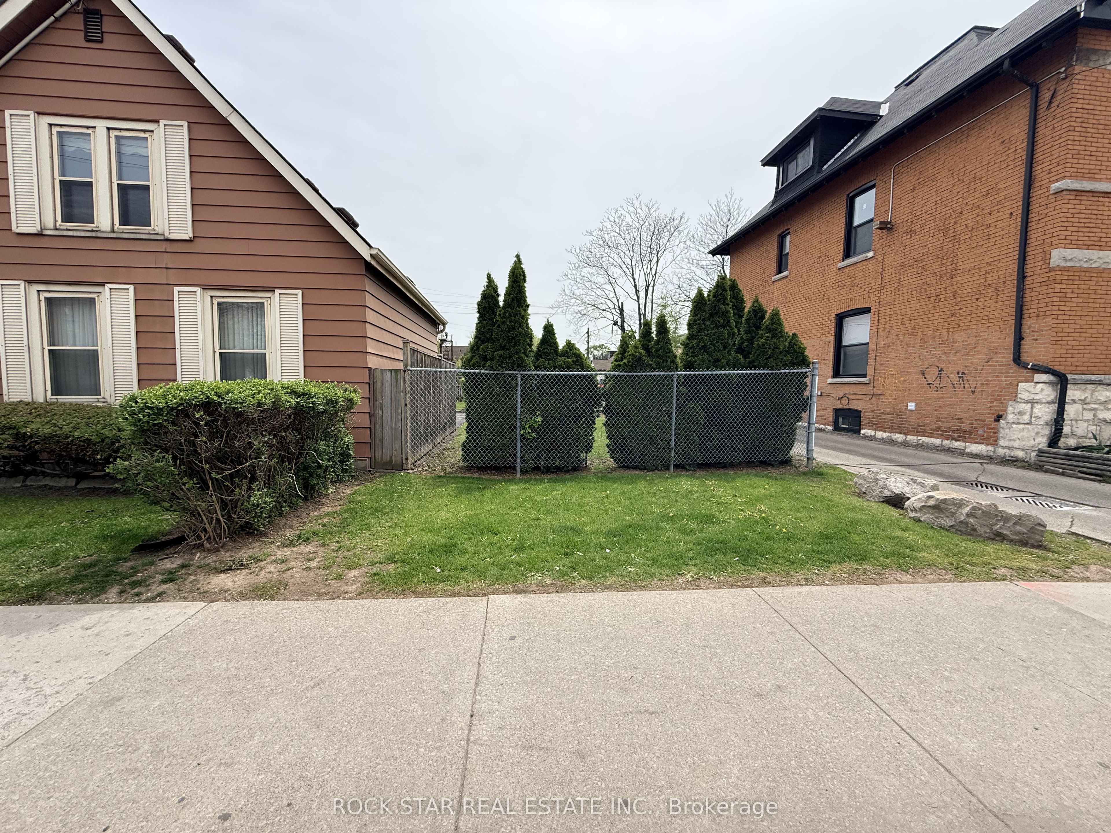 356 Barton Street E Property Photo 1