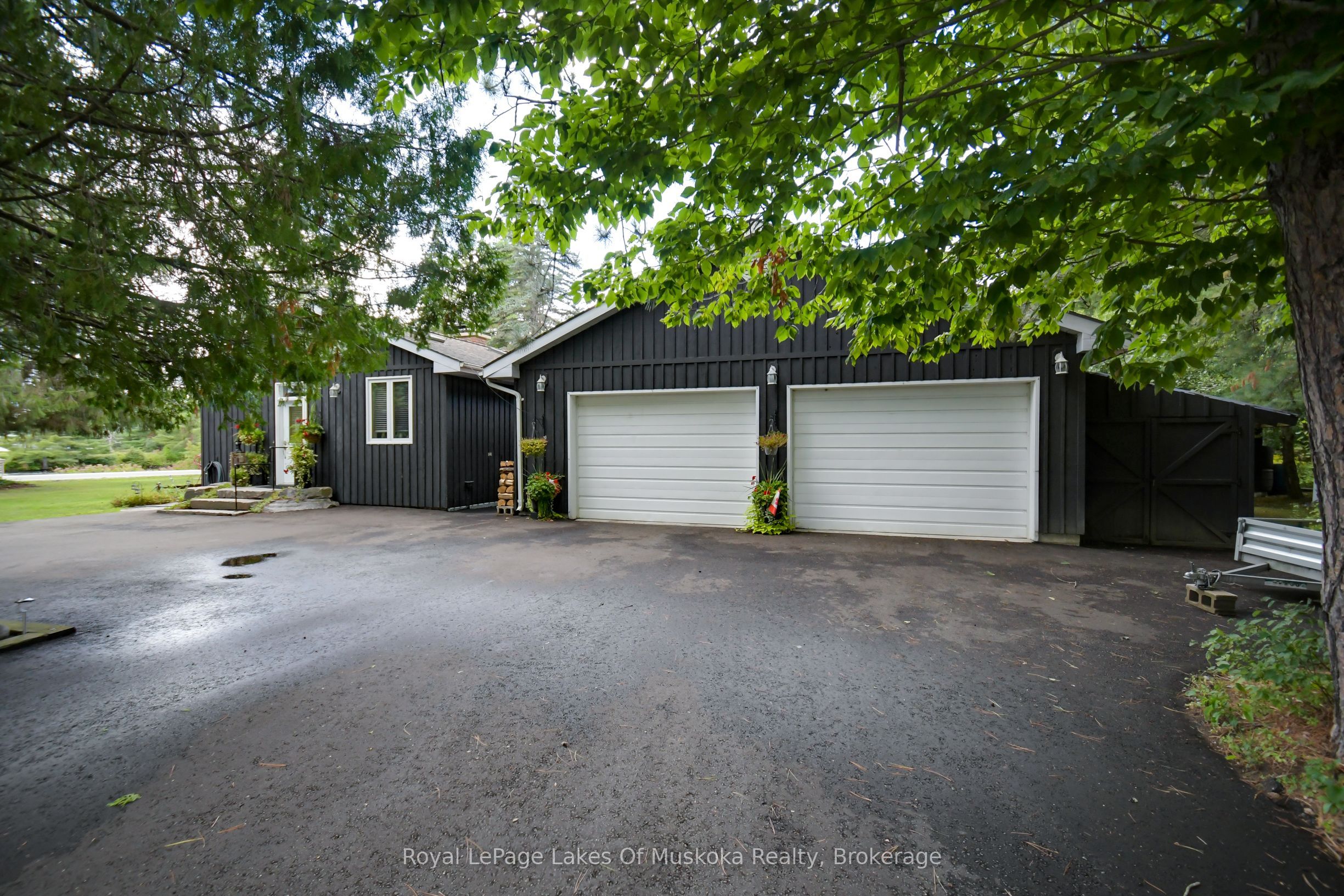 2 Leslie Drive W Property Photo 2