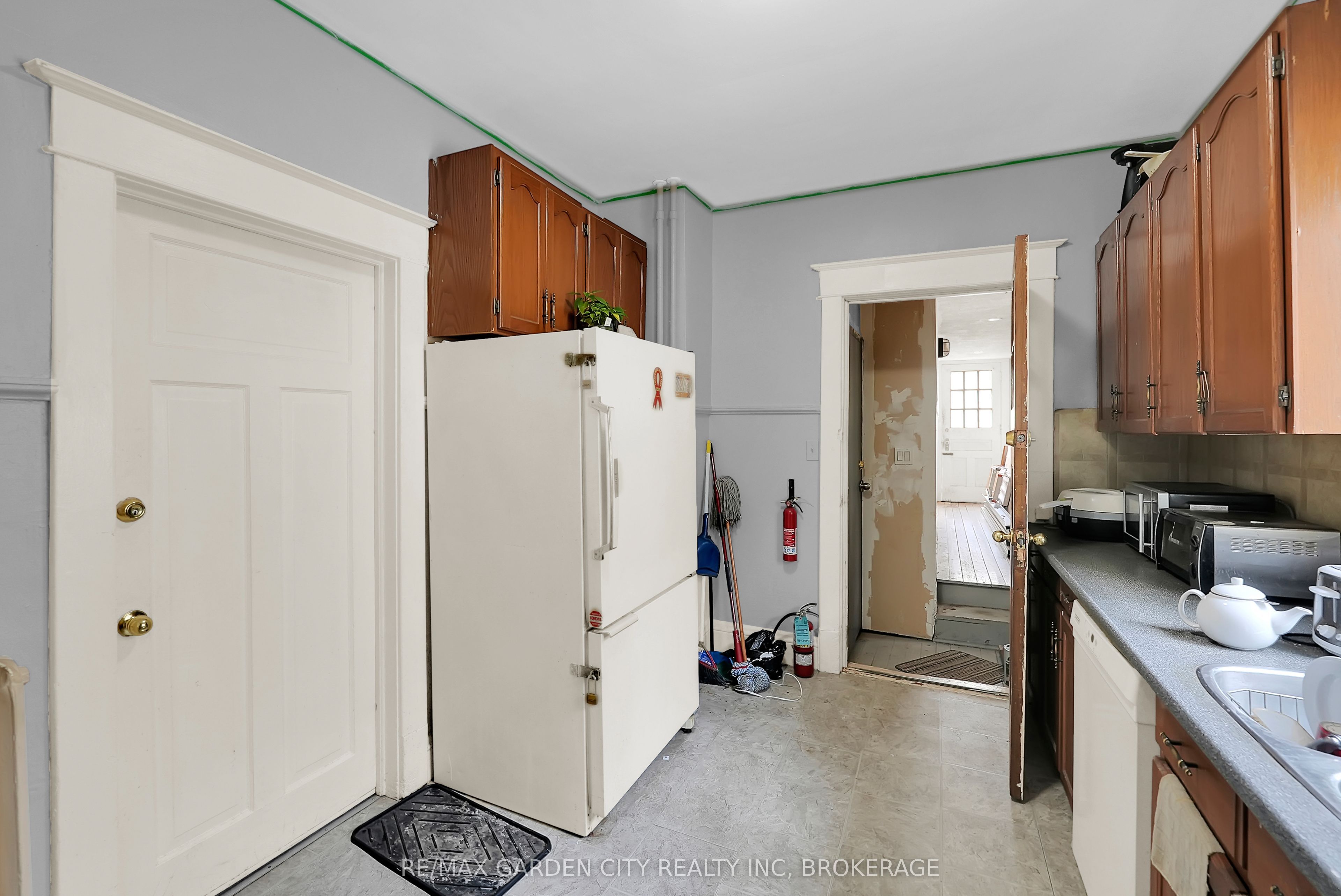213 Geneva Street Property Photo 5