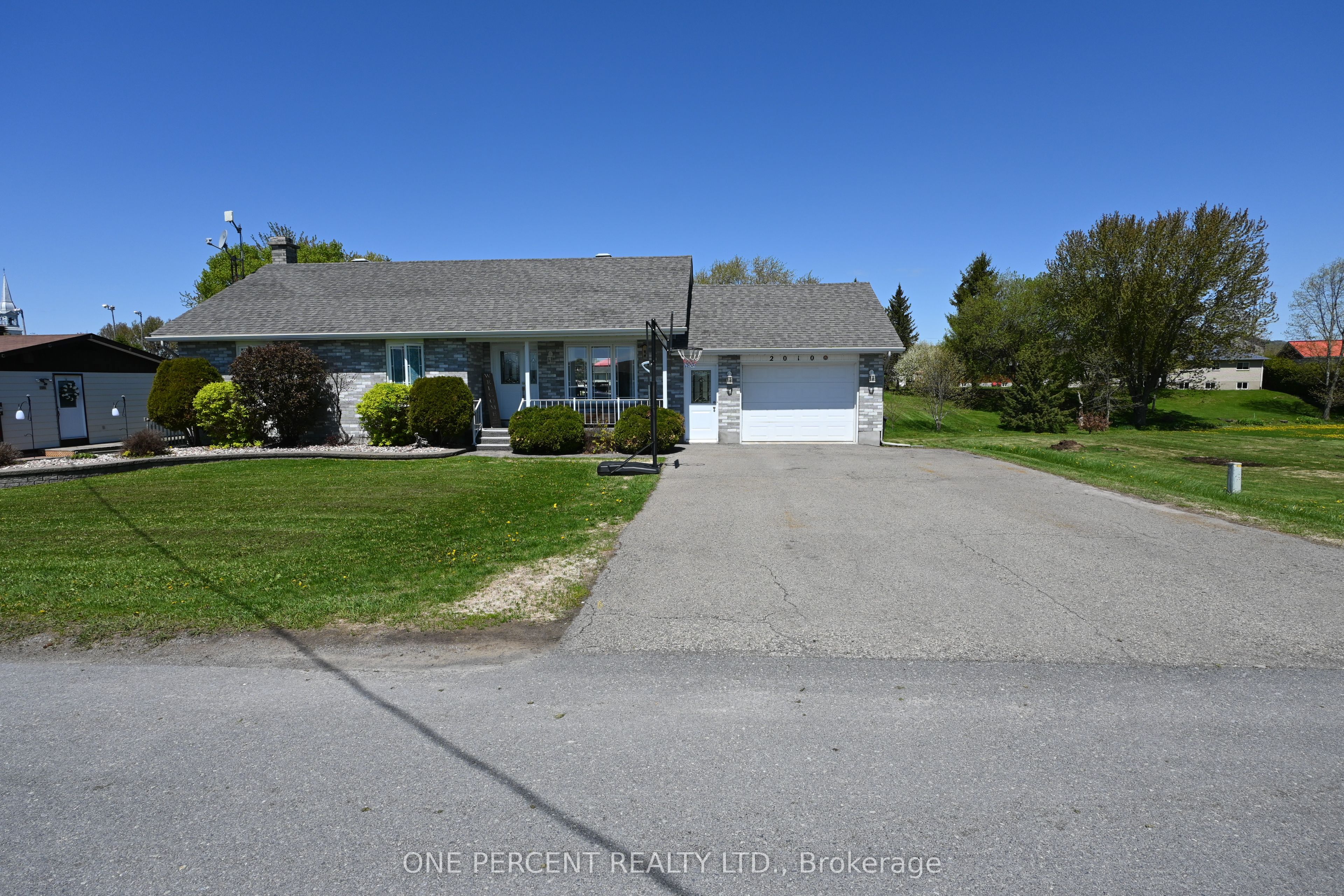 2010 Rue Du Parc Street W Property Photo 1