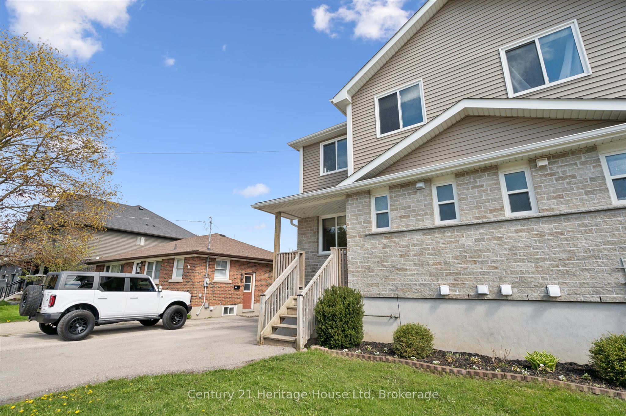 126 Forfar Street E Property Photo 3