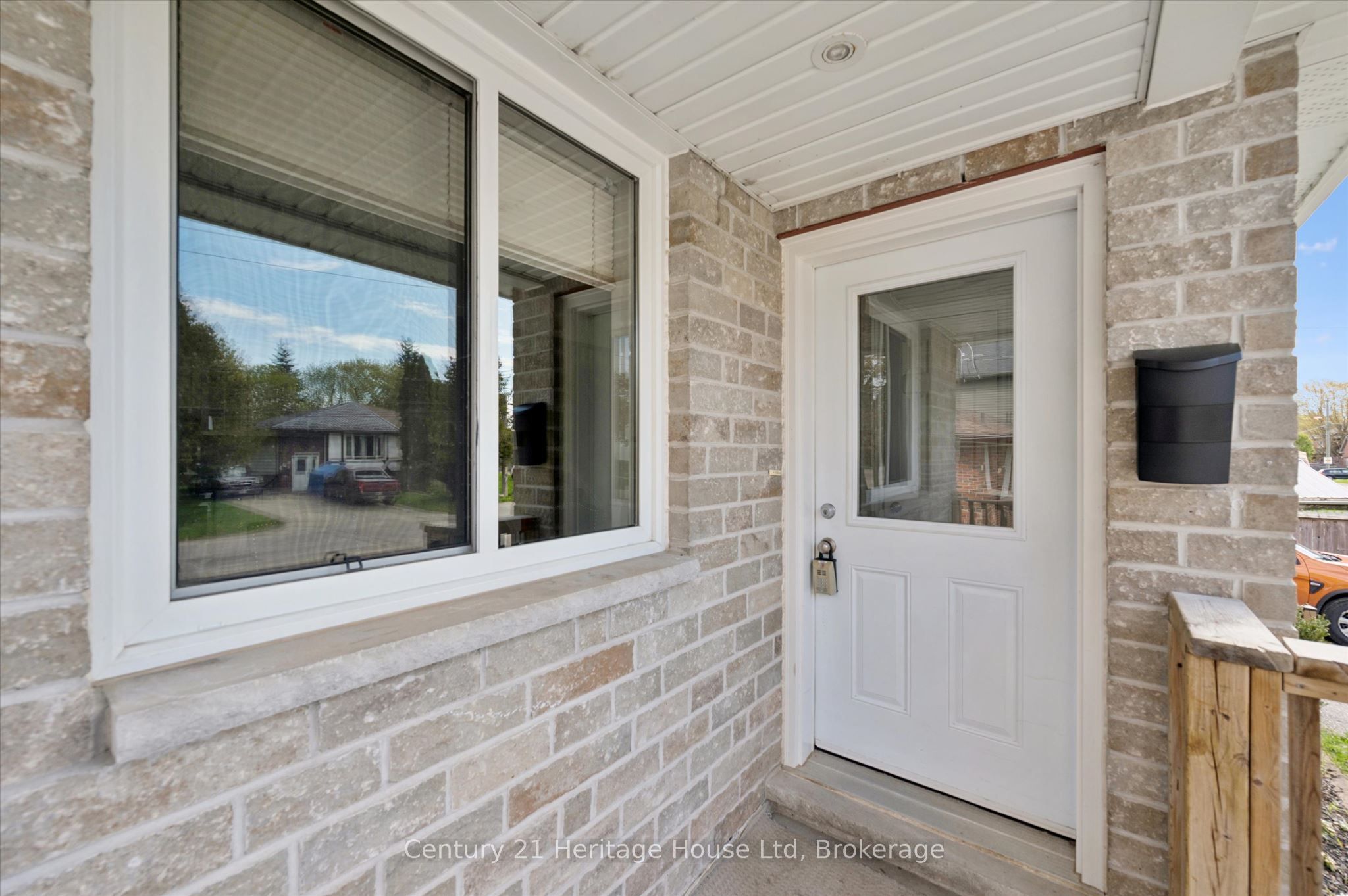 126 Forfar Street E Property Photo 5