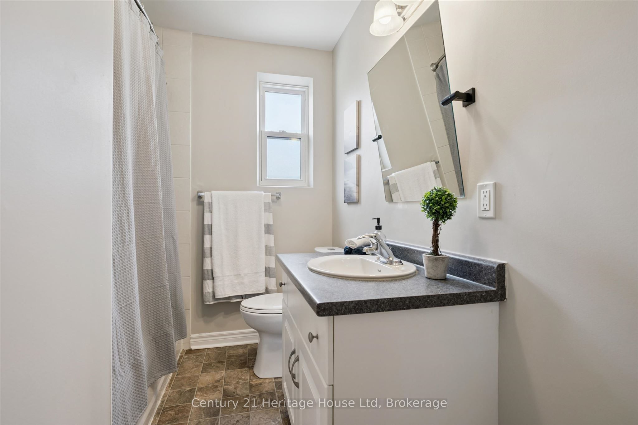 126 Forfar Street E Property Photo 23