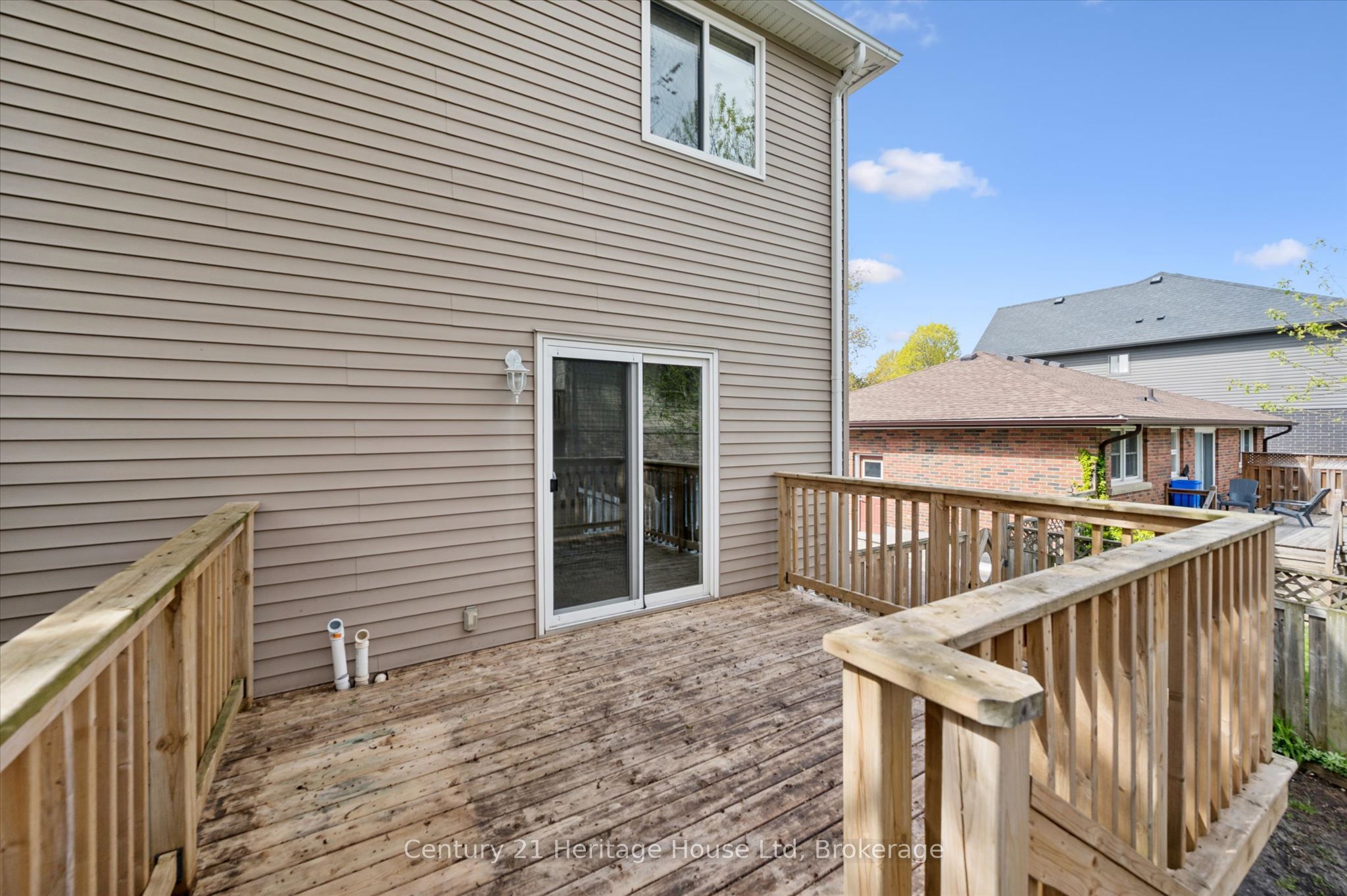 126 Forfar Street E Property Photo 32