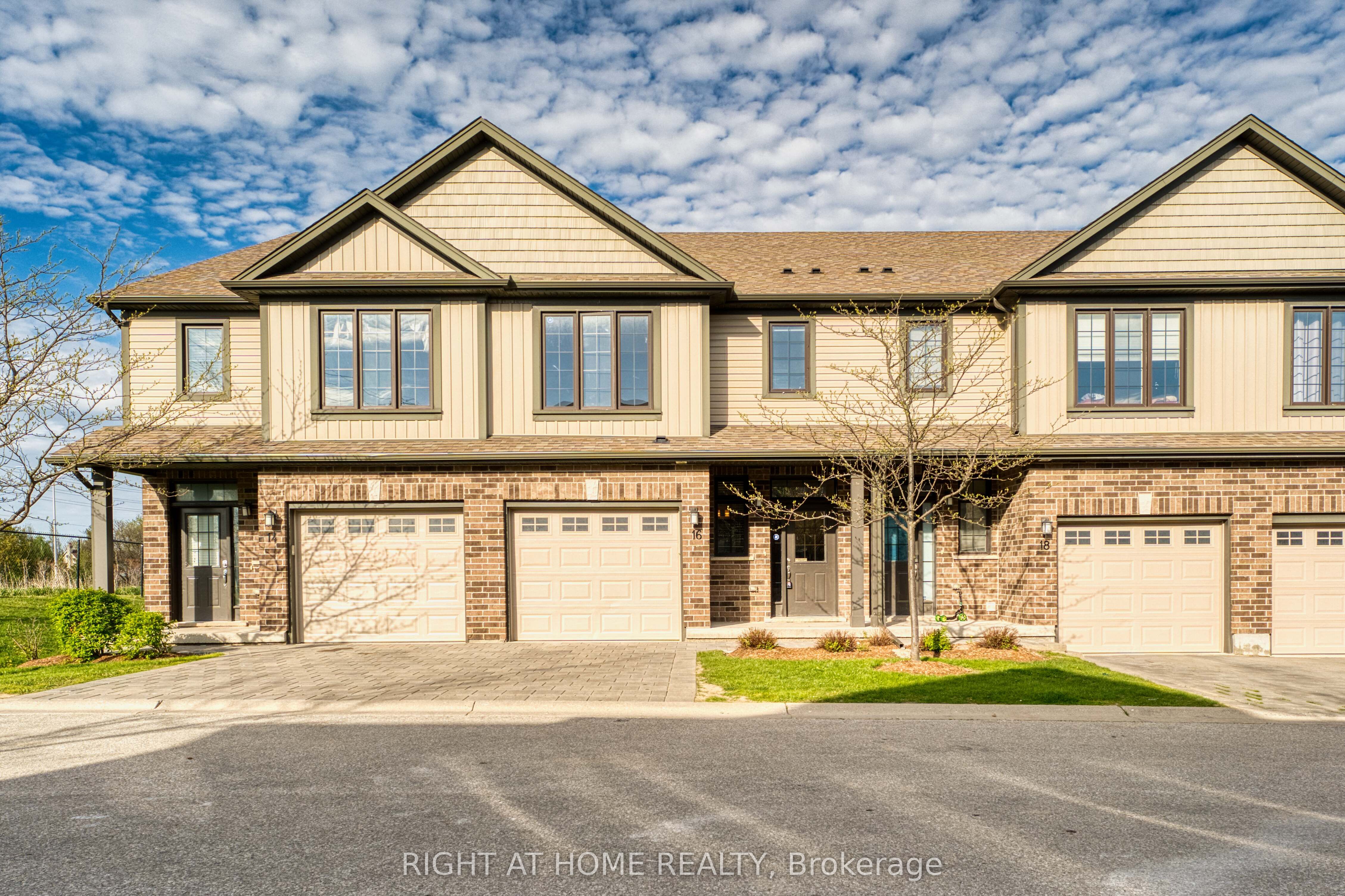 1030 OAKCROSSING Gate 16 Property Photo 1