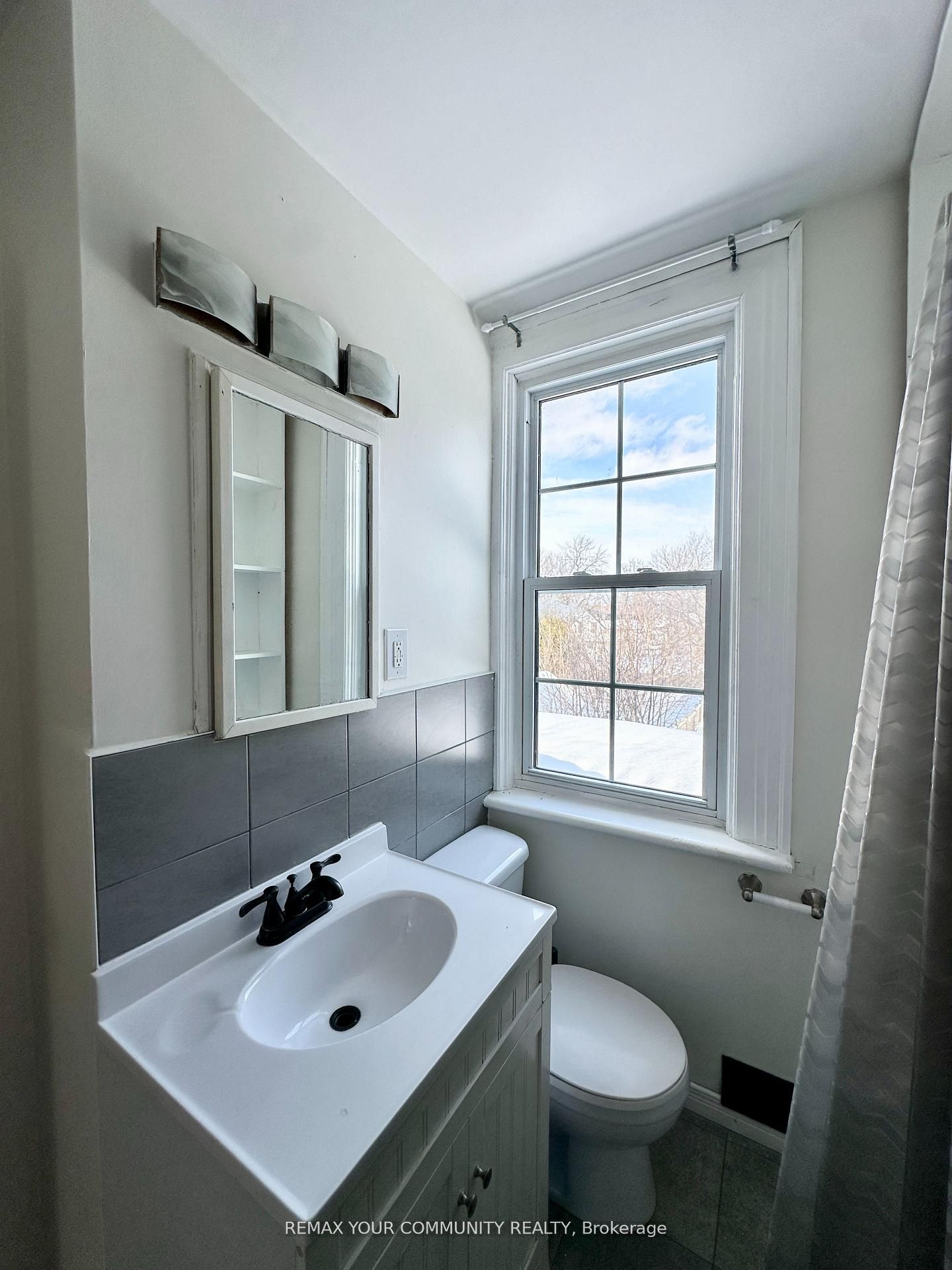 74 Adelaide Street S Property Photo 15