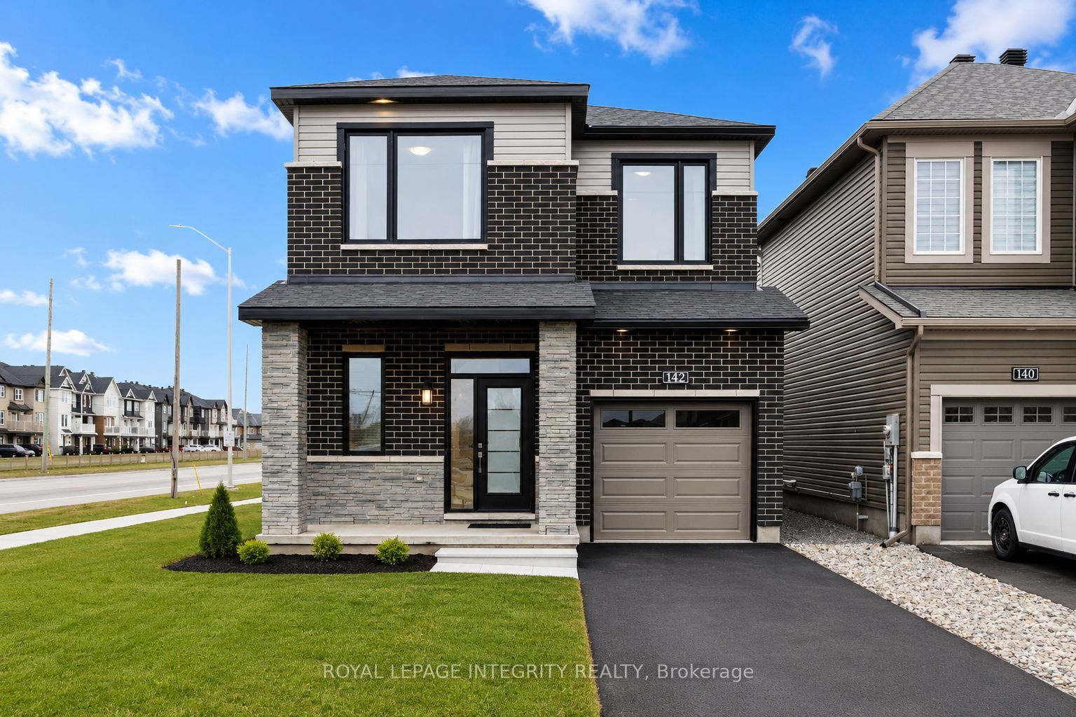 142 Shallow Pond Place E Property Photo 1