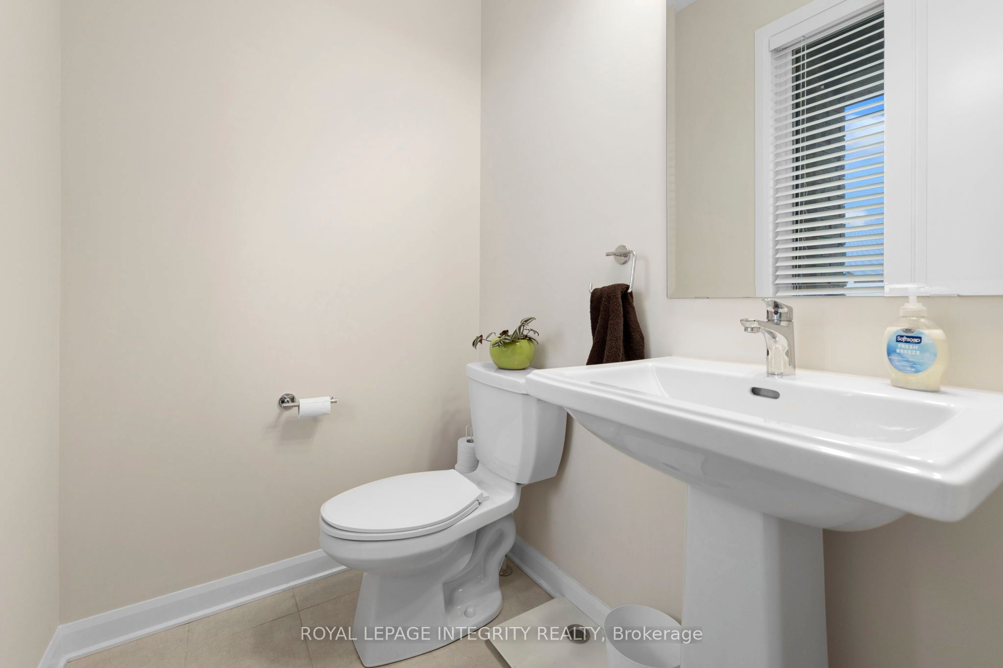 142 Shallow Pond Place E Property Photo 3