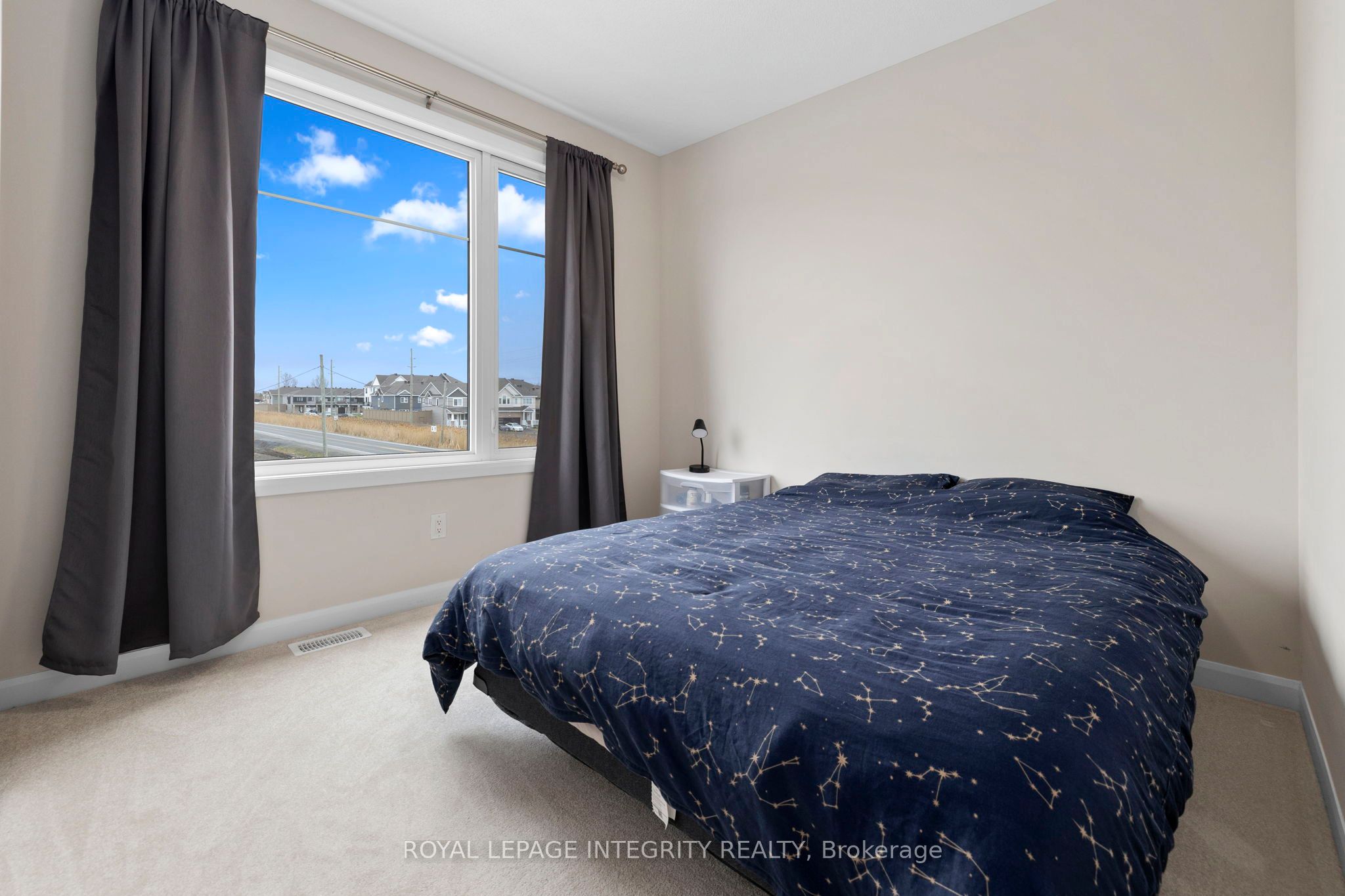 142 Shallow Pond Place E Property Photo 10