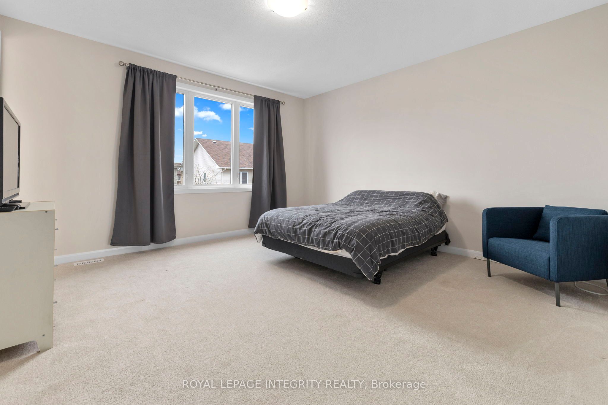 142 Shallow Pond Place E Property Photo 13