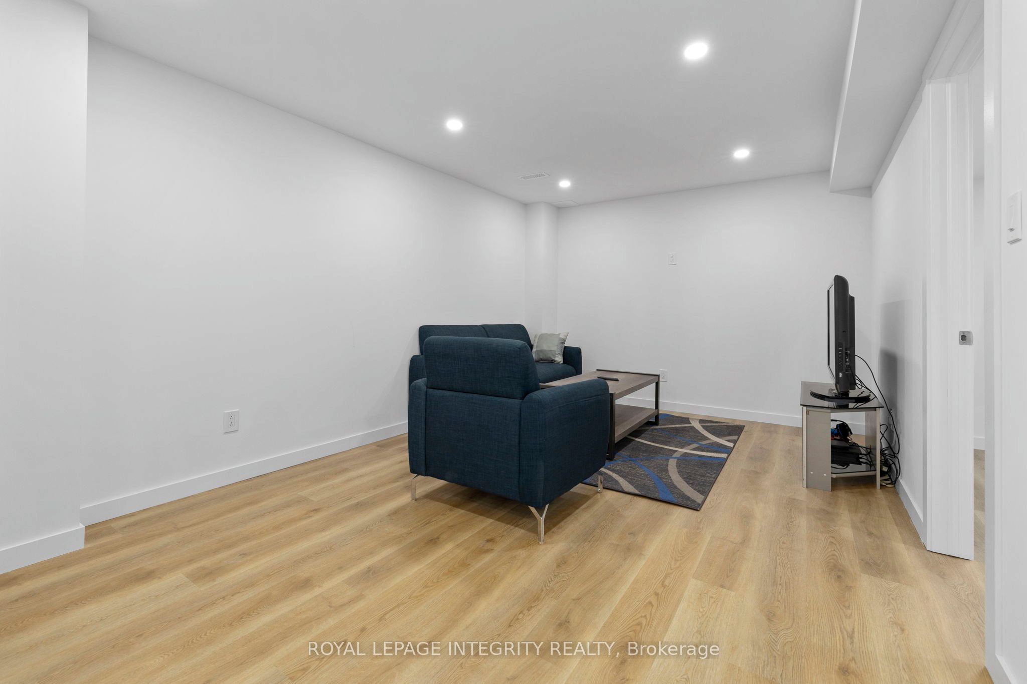 142 Shallow Pond Place E Property Photo 16