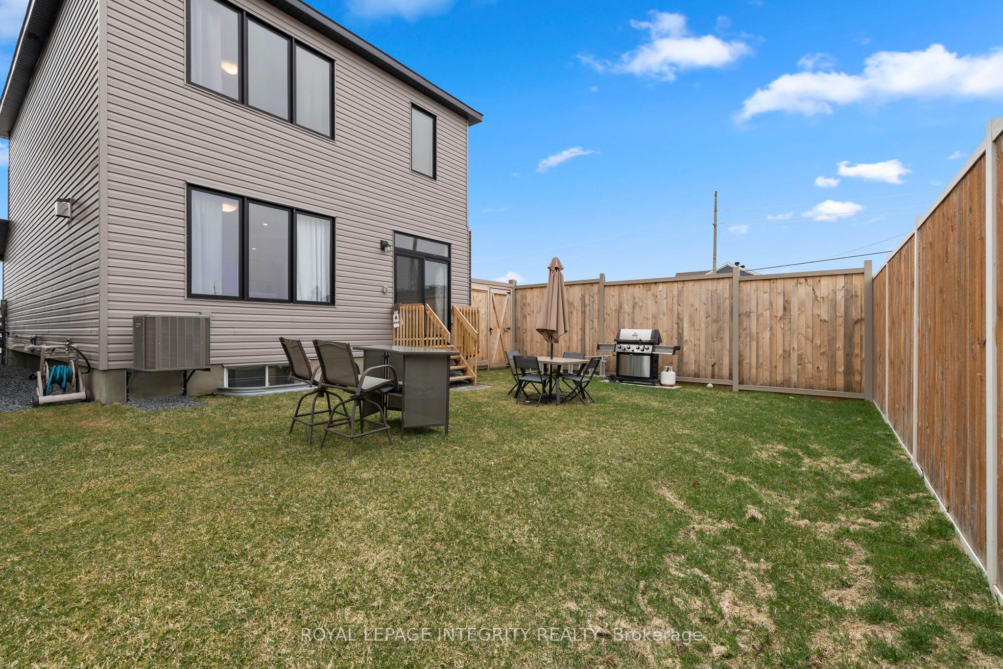 142 Shallow Pond Place E Property Photo 19