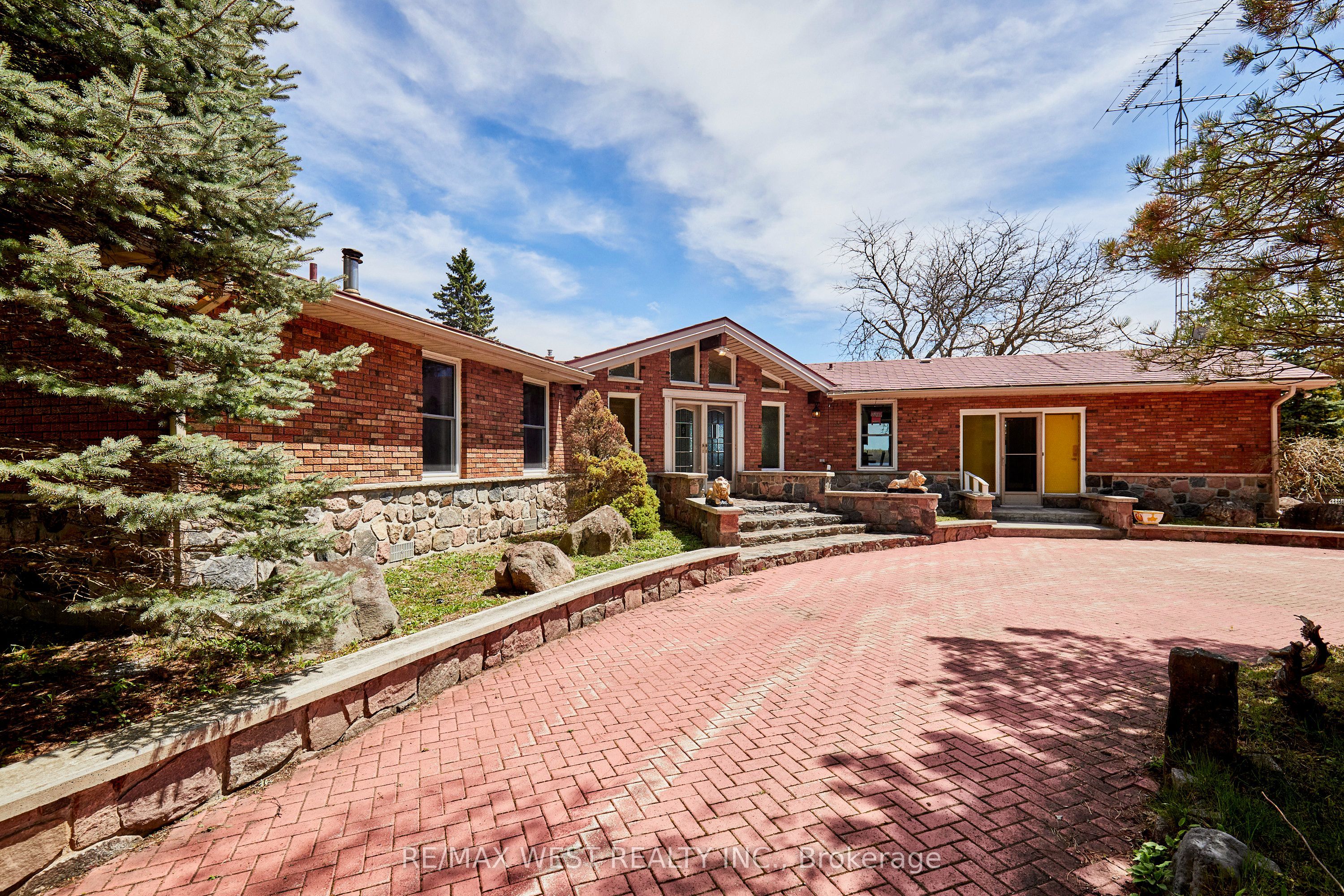557 Riverside Drive Property Photo 4