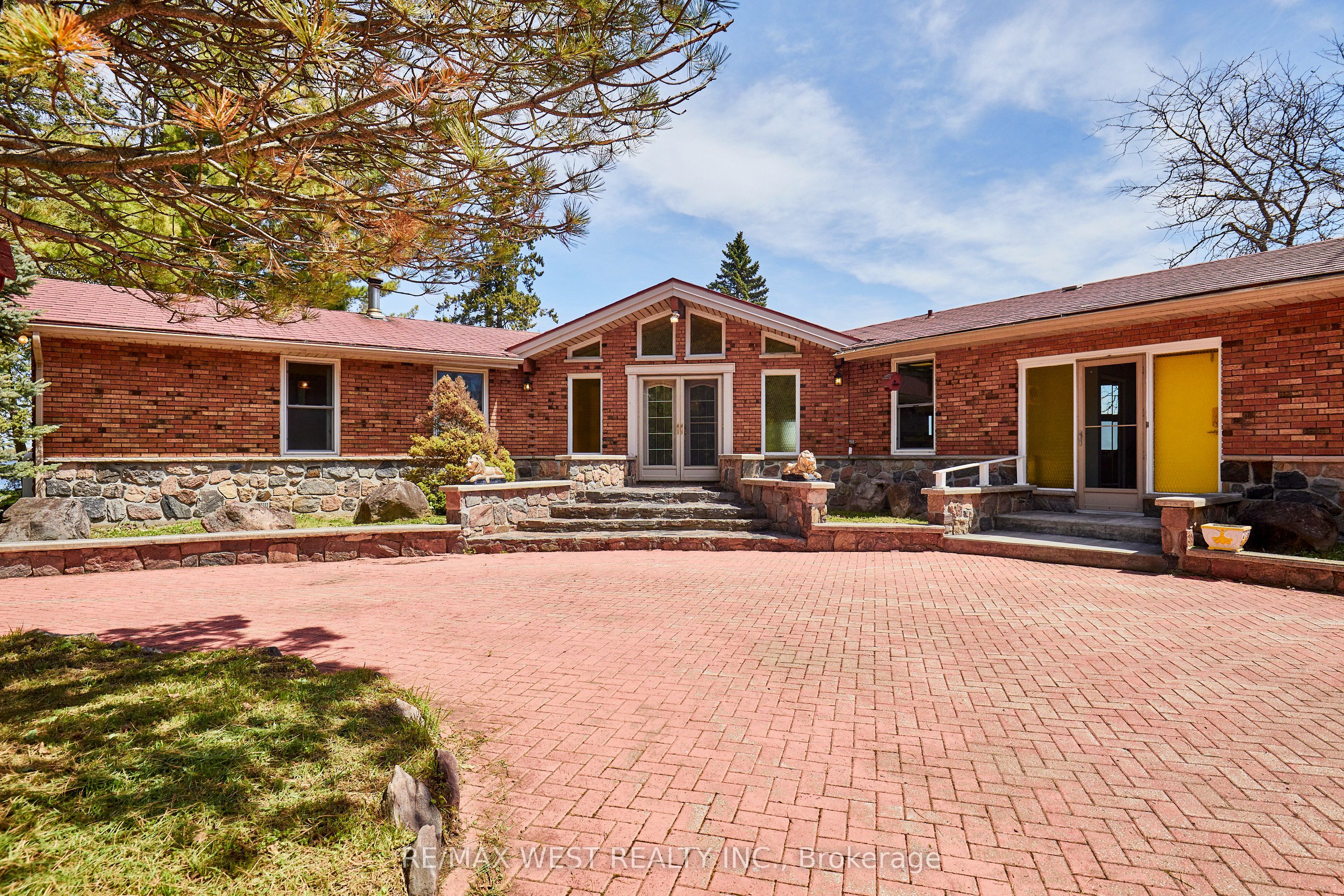 557 Riverside Drive Property Photo 5