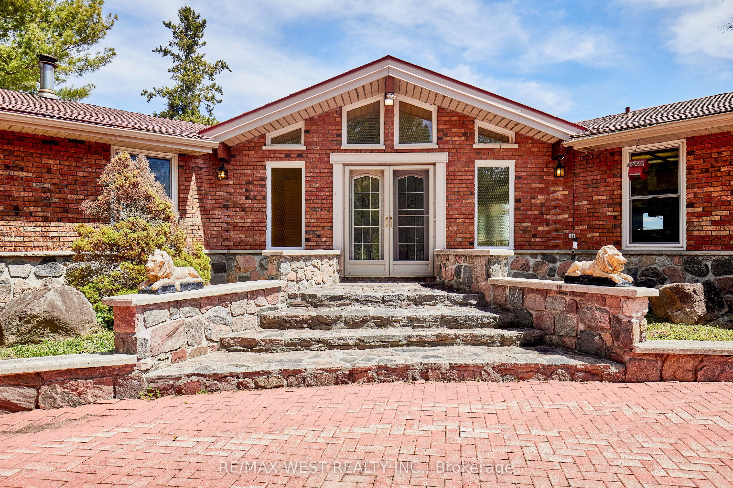 557 Riverside Drive Property Photo 6