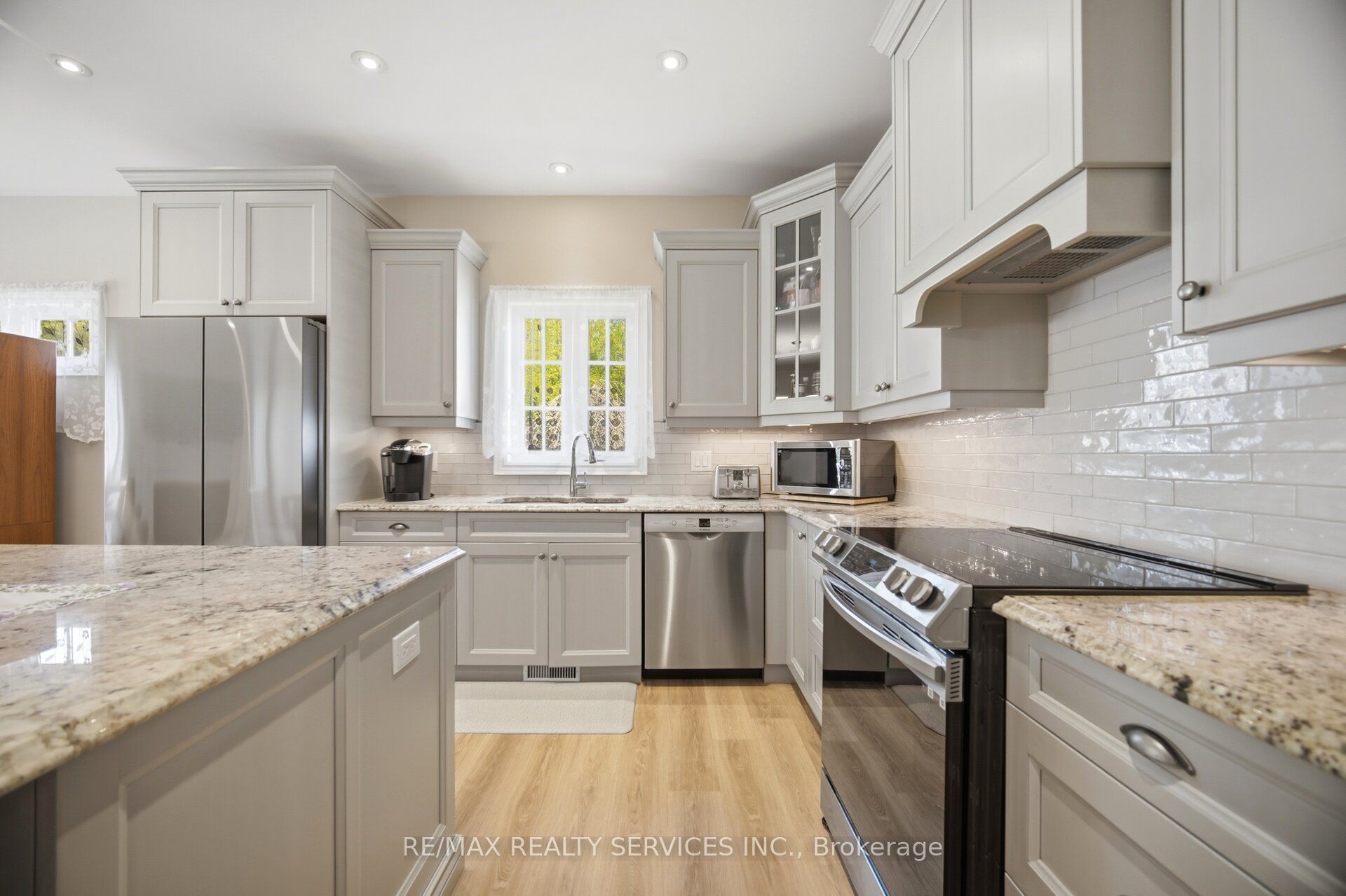 195 Burleigh Road N Property Photo 6