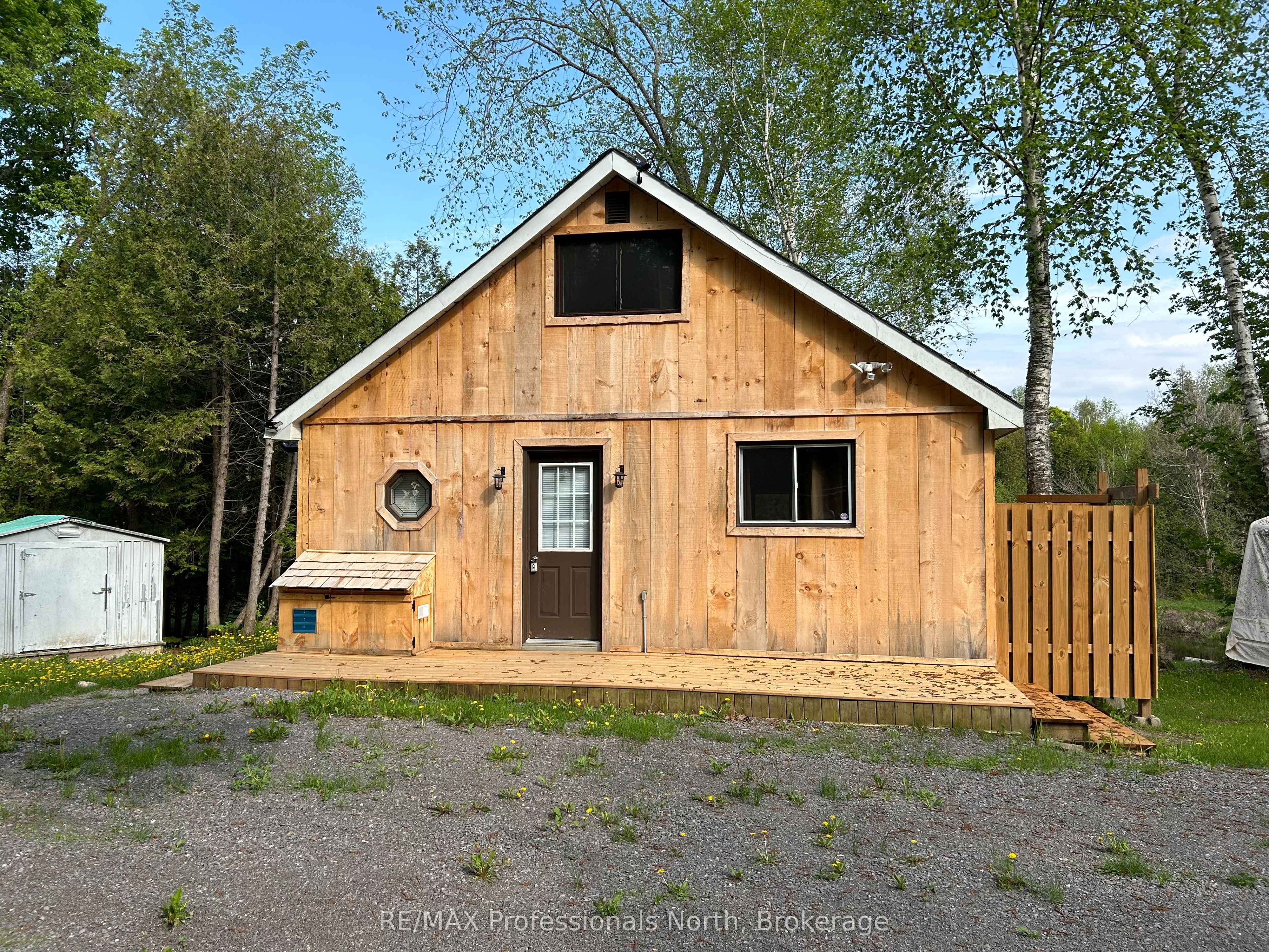 810 4th Line Property Photo 1