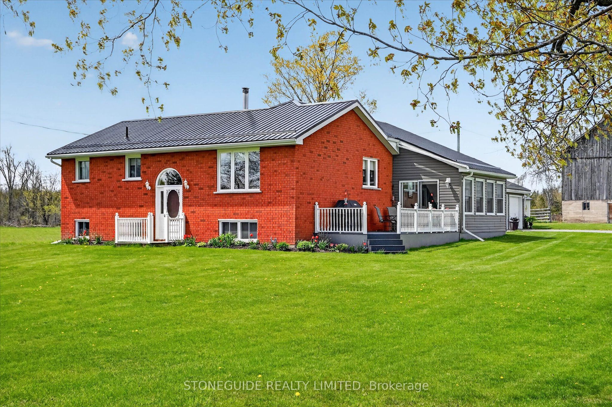 2136 Sixteenth Line Property Photo 1
