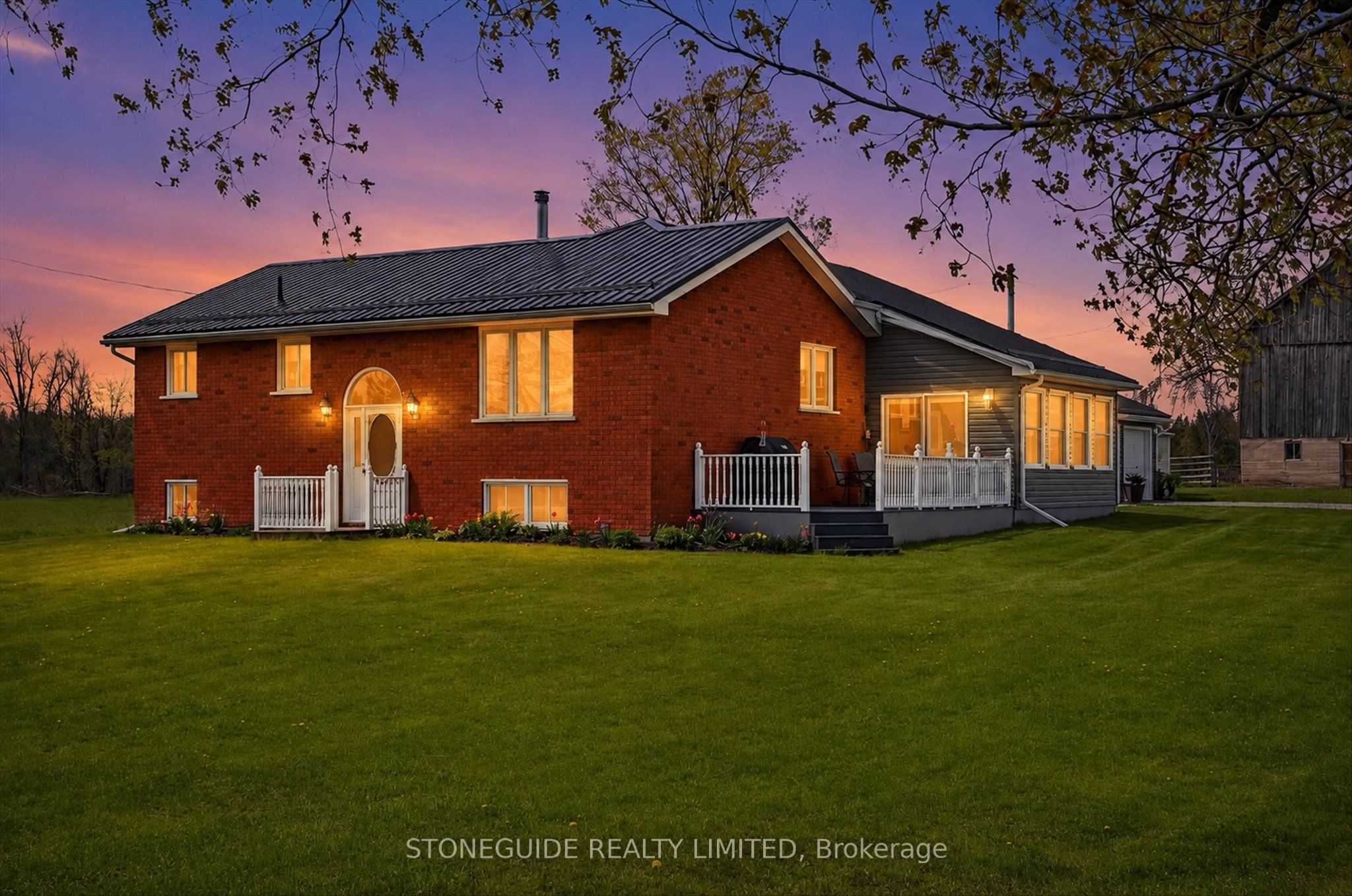2136 Sixteenth Line Property Photo 2