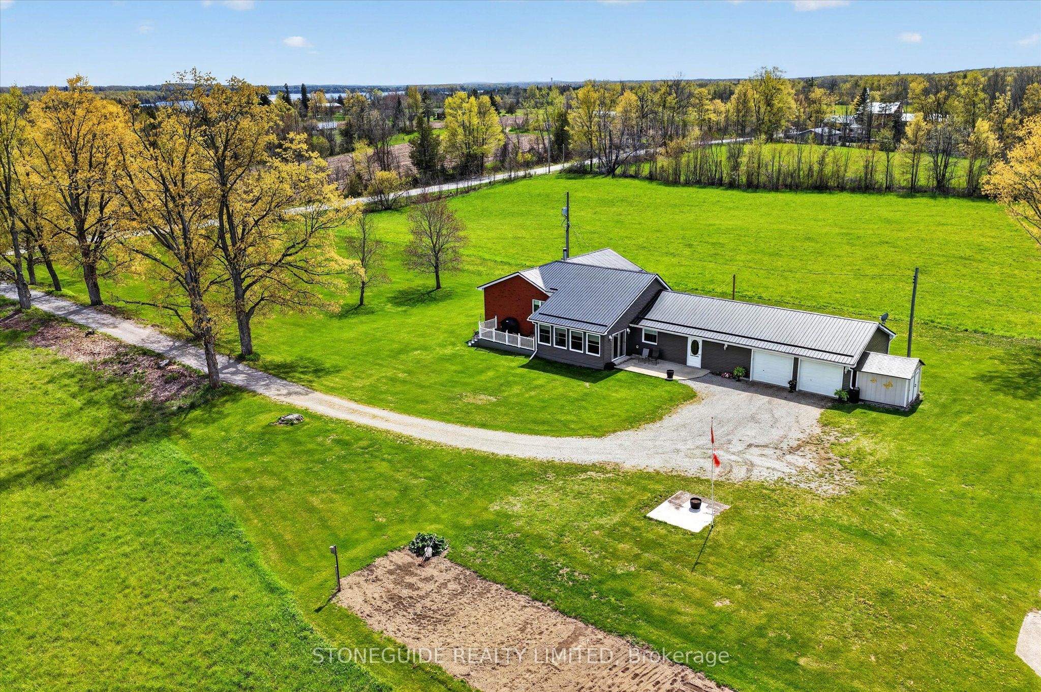 2136 Sixteenth Line Property Photo 5