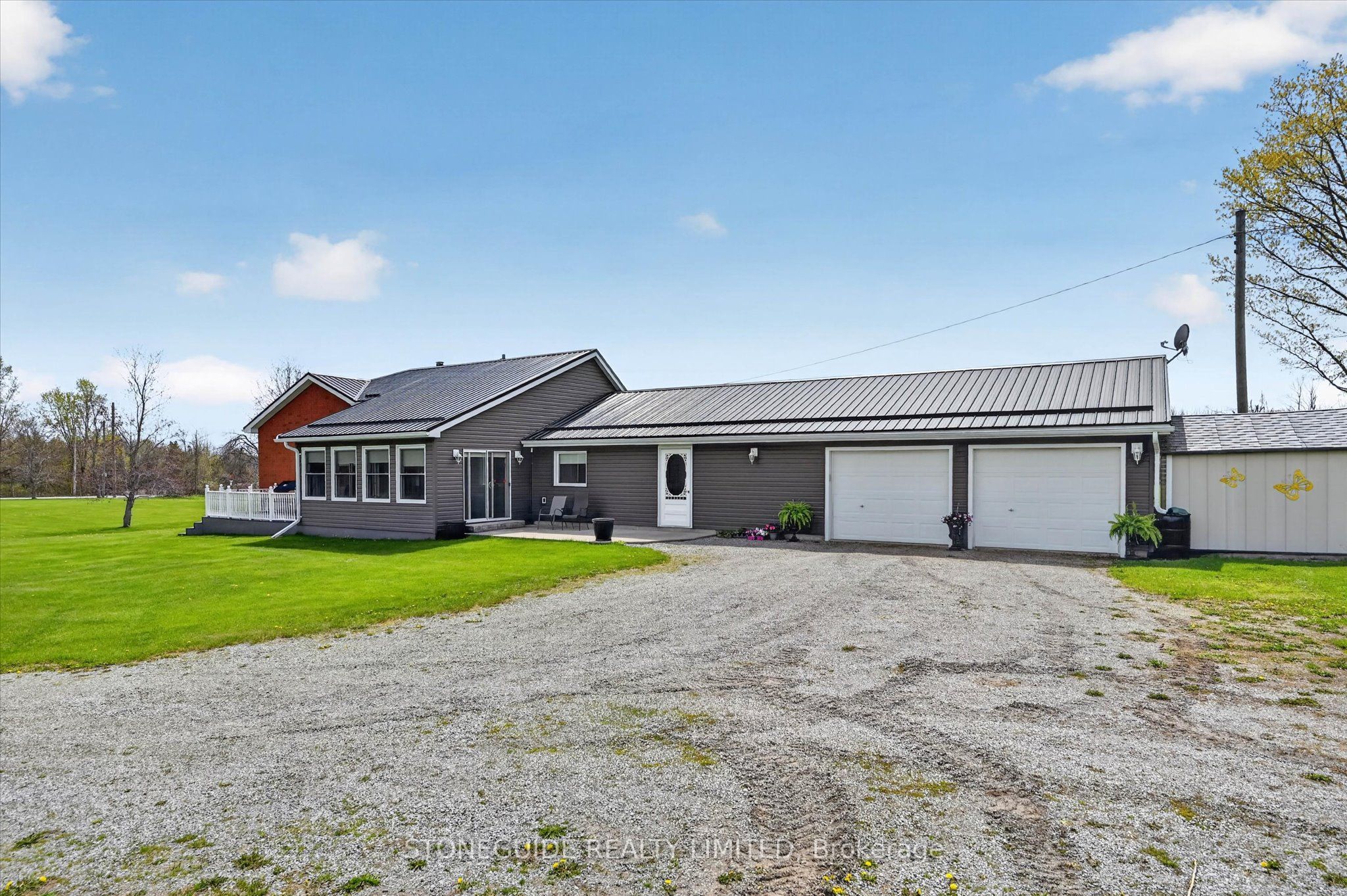 2136 Sixteenth Line Property Photo 6