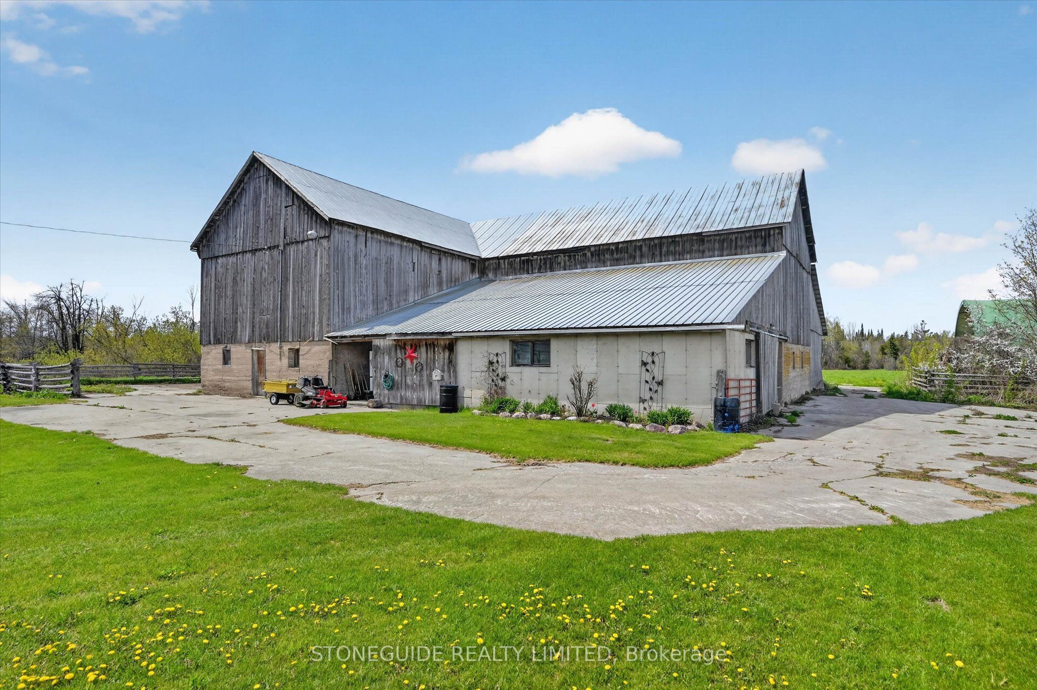 2136 Sixteenth Line Property Photo 38