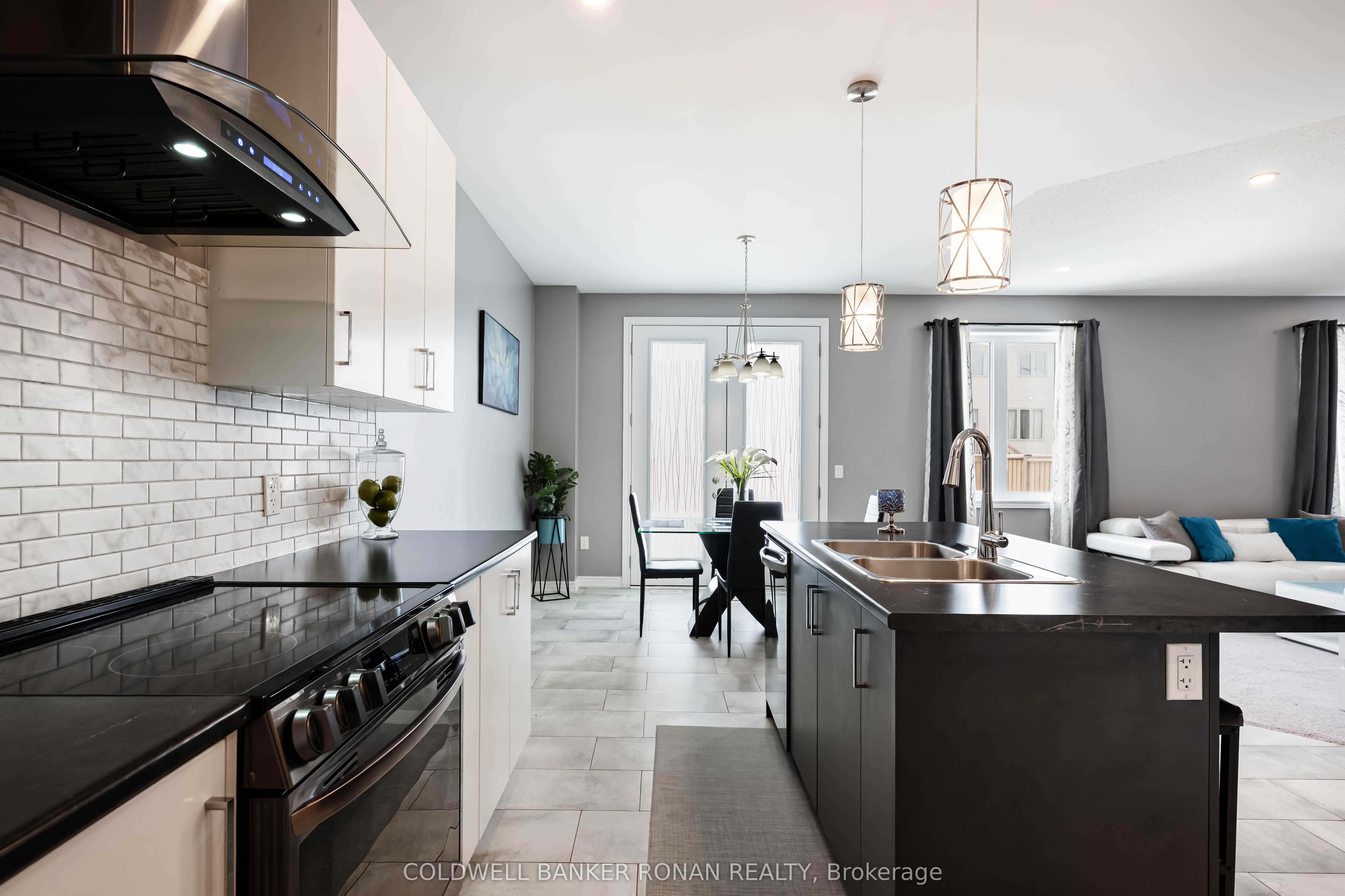 71 Harpin Way W Property Photo 10