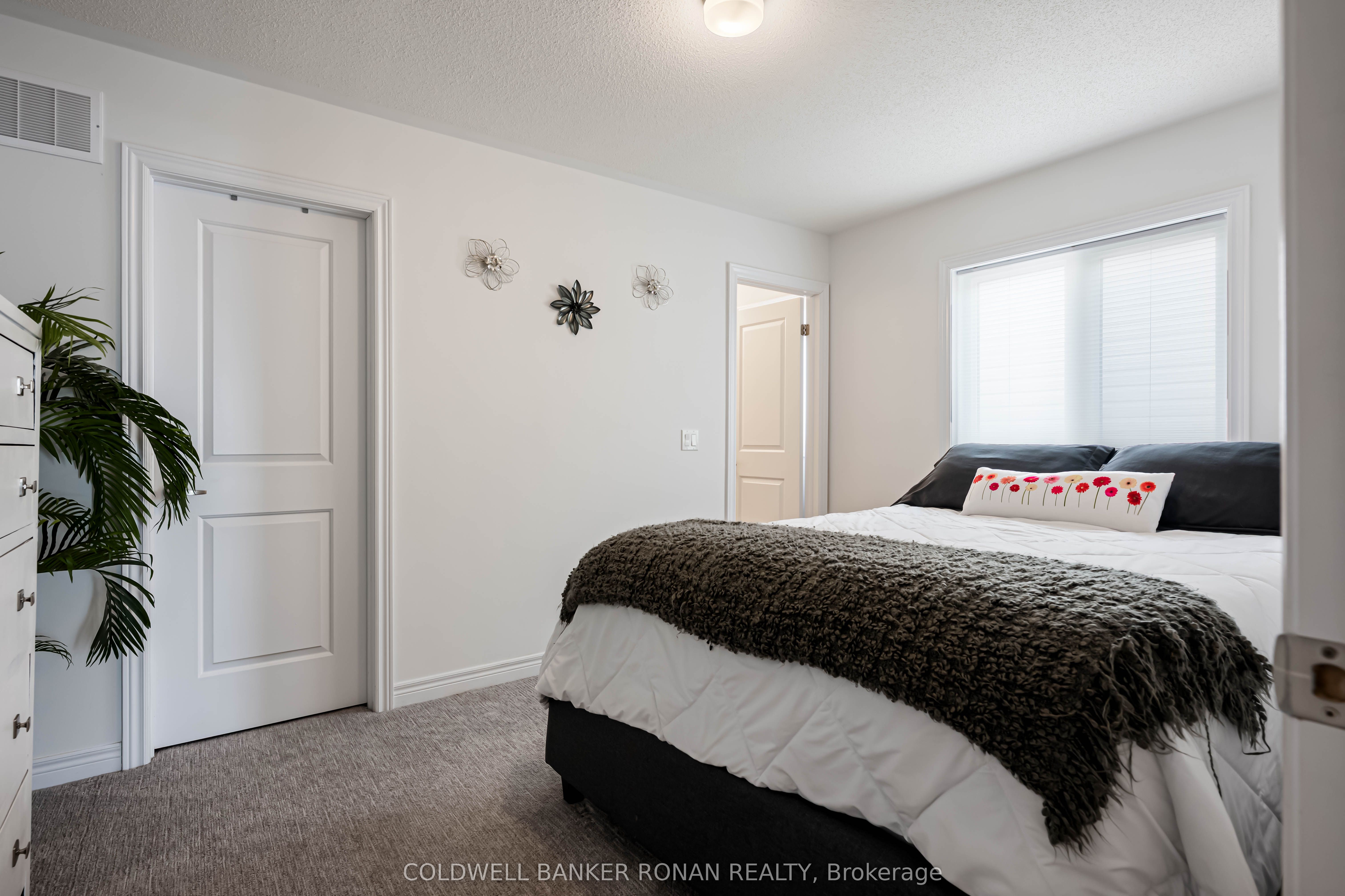 71 Harpin Way W Property Photo 14