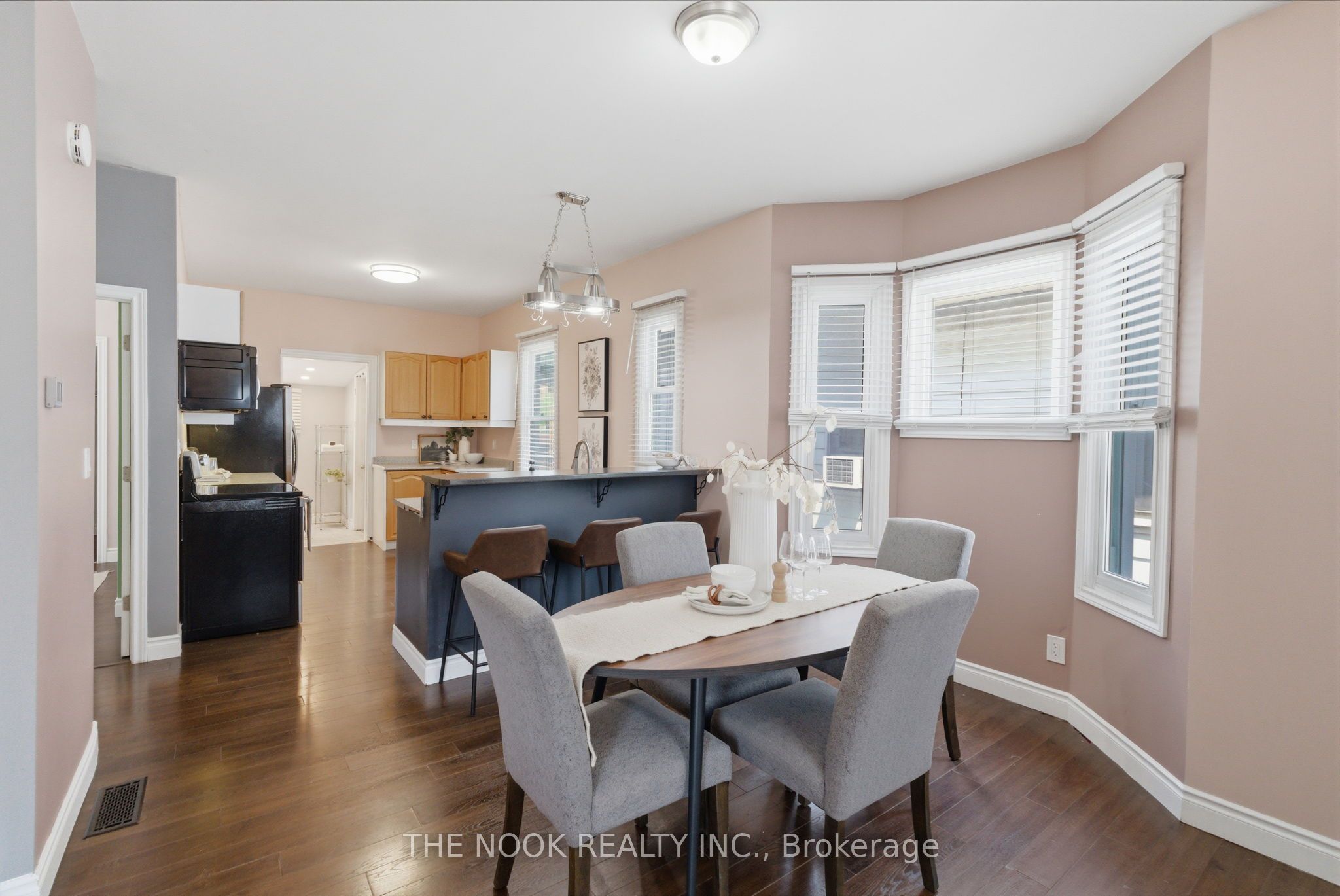 576 Wolfe Street Property Photo 3