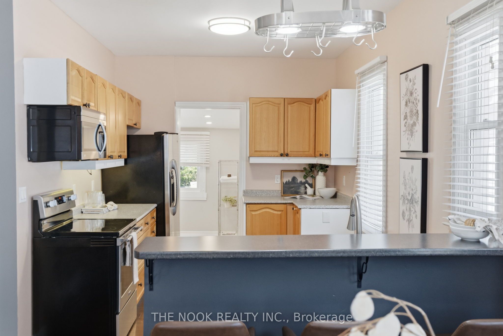576 Wolfe Street Property Photo 5