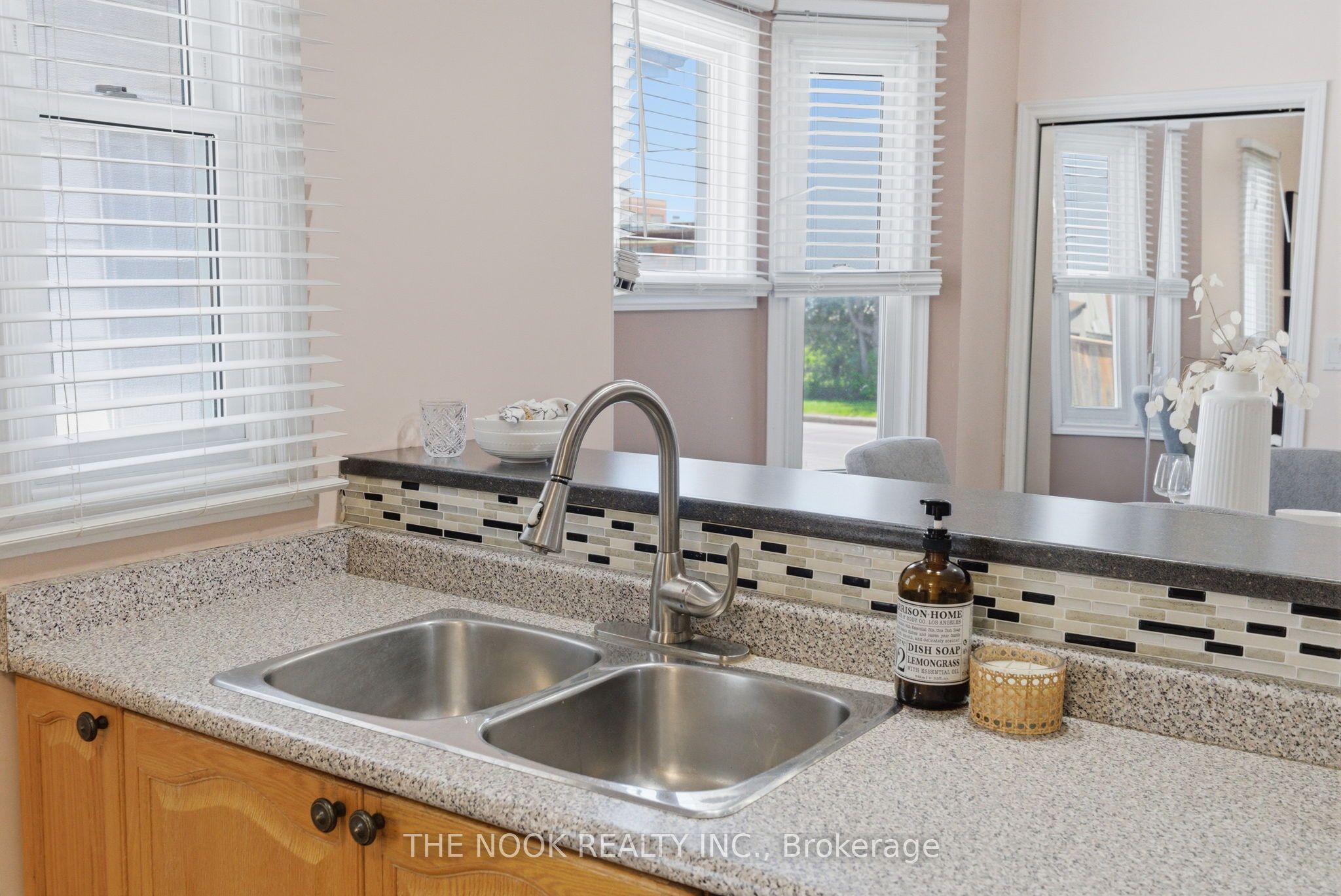 576 Wolfe Street Property Photo 8