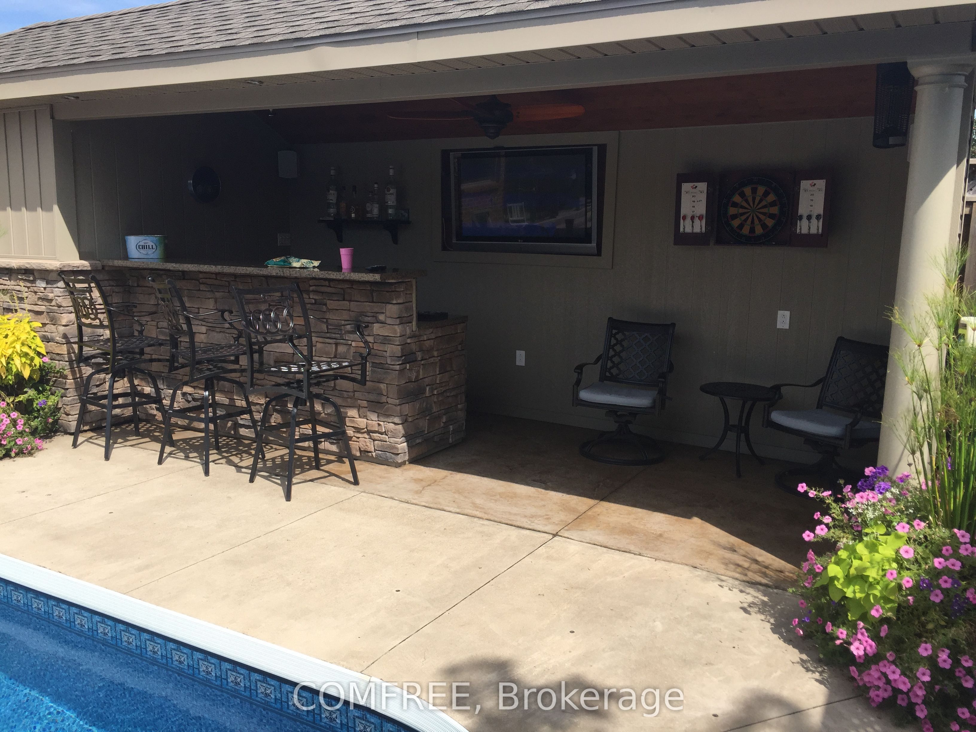 10 Endicott Drive Property Photo 18