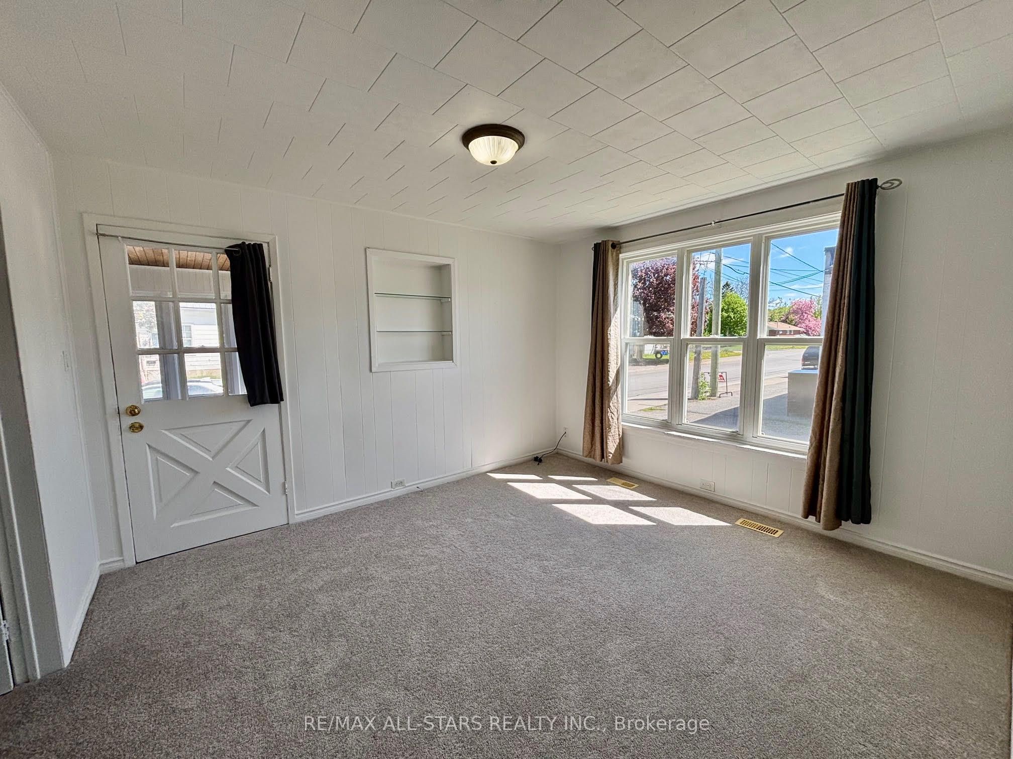 81 Durham Street W Property Photo 6