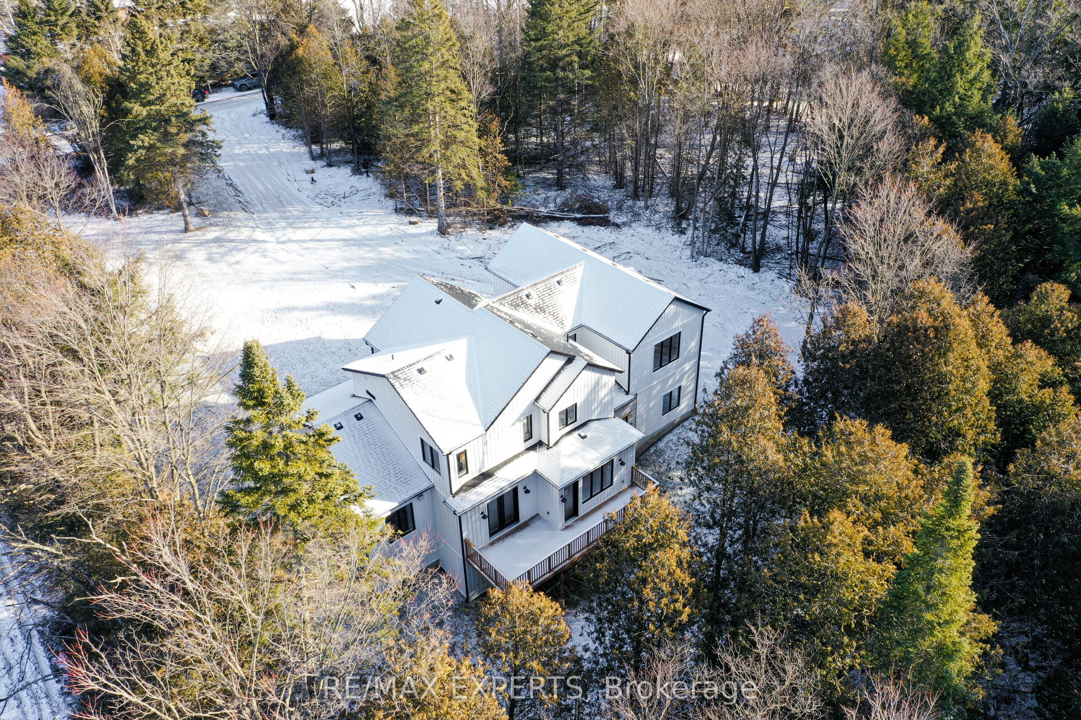 31001 9th Line Property Photo 3