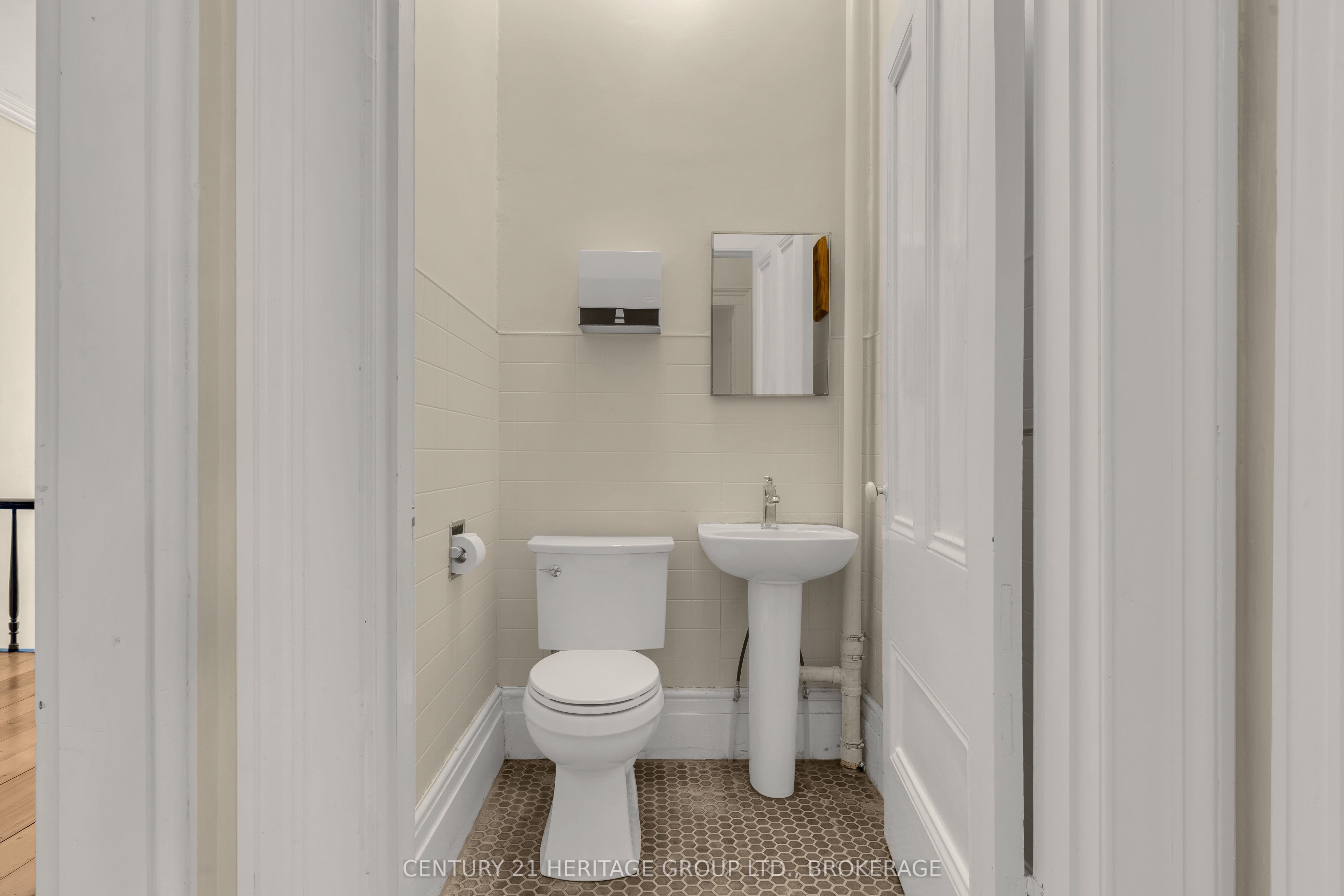 389 King Street Property Photo 40