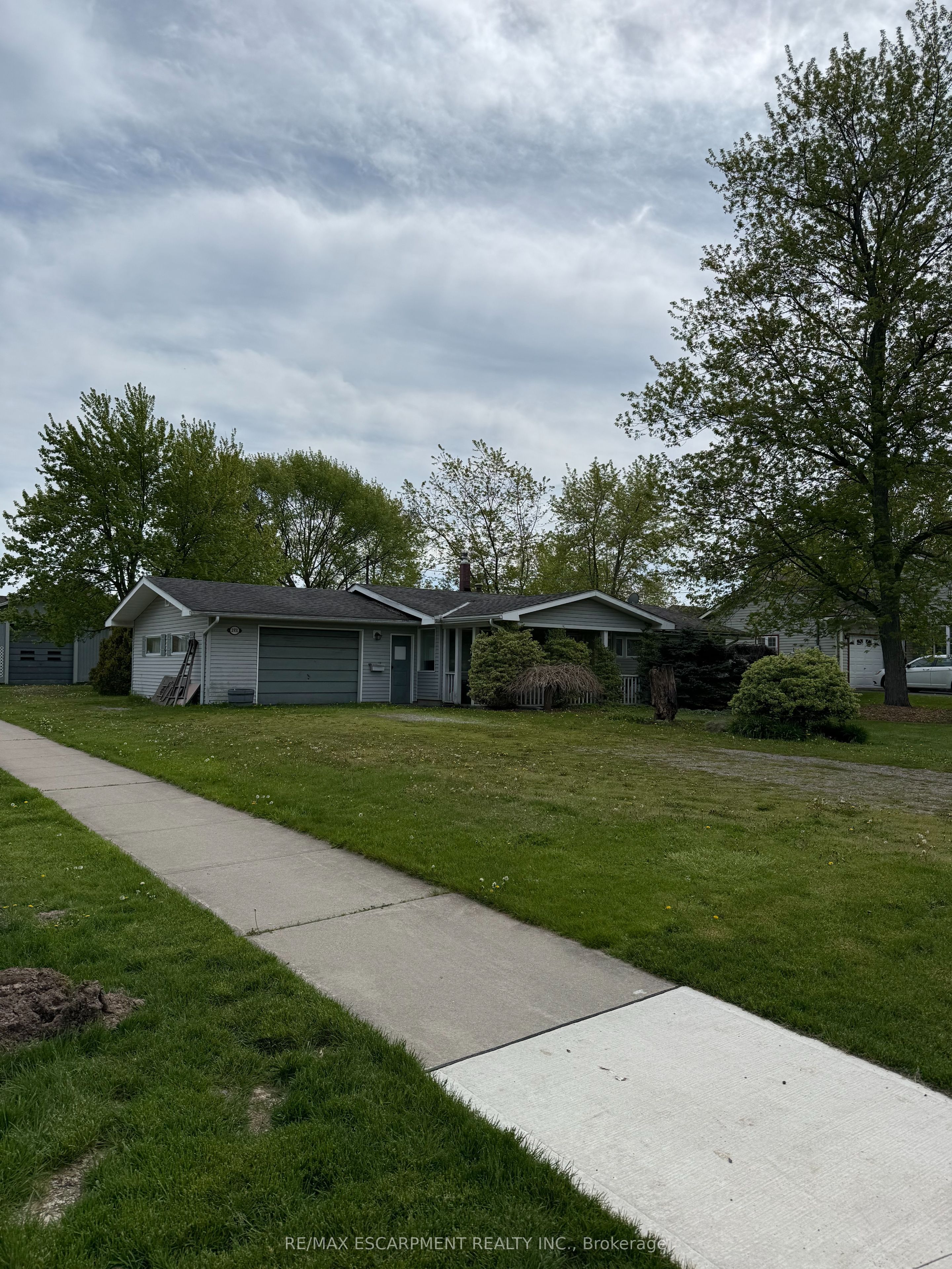 3931 Main Street W Property Photo 1