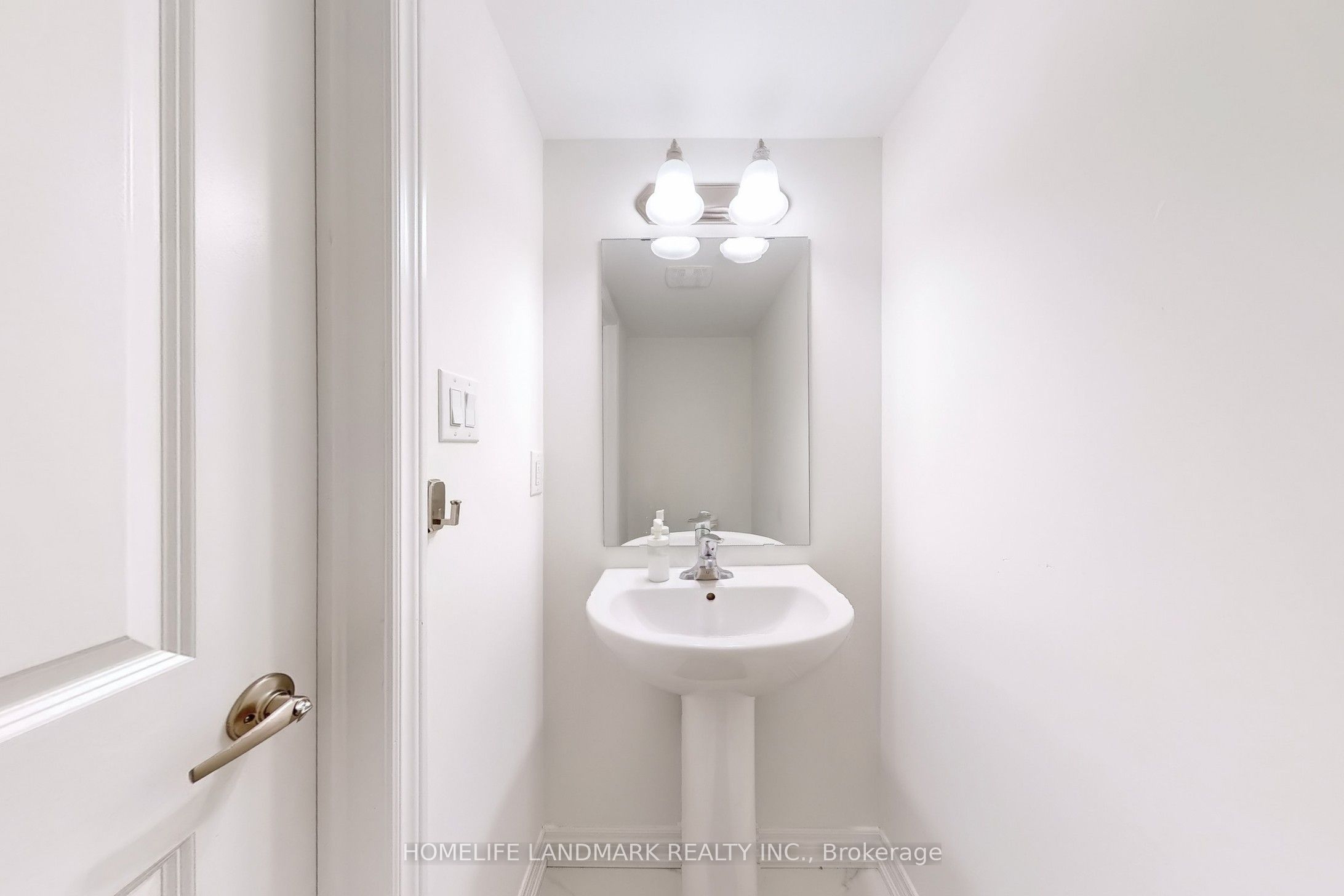 2 Reid Avenue N Property Photo 3