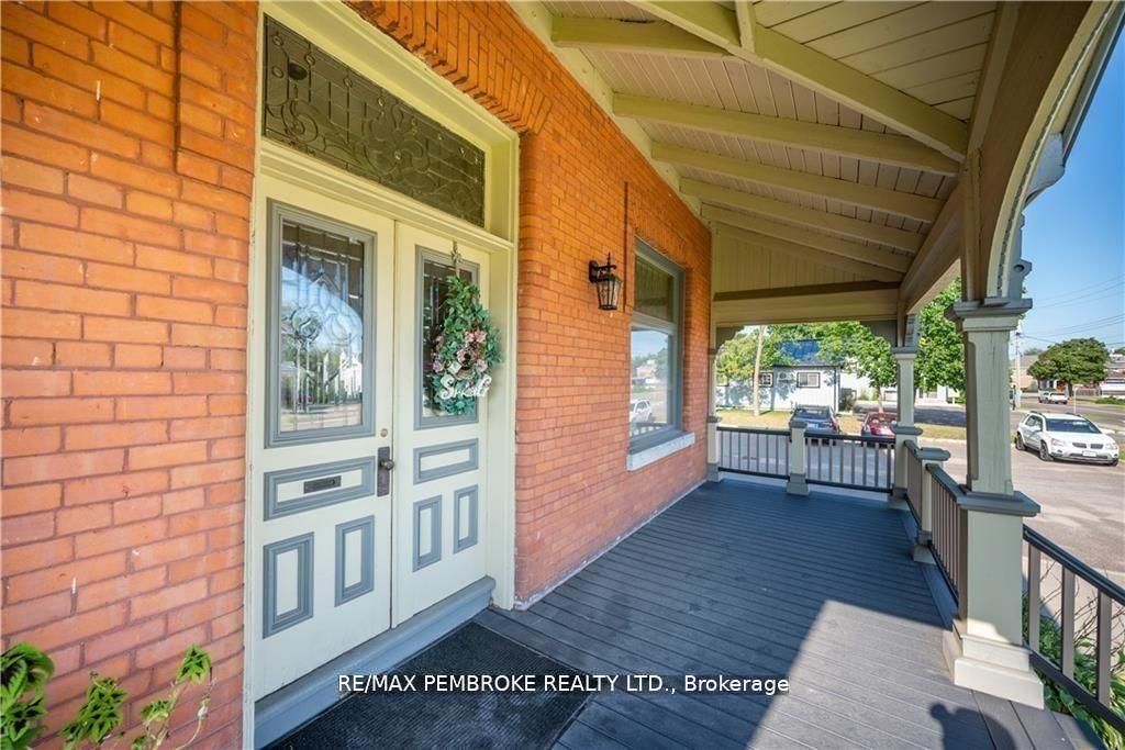 464 Pembroke Street W Property Photo 4