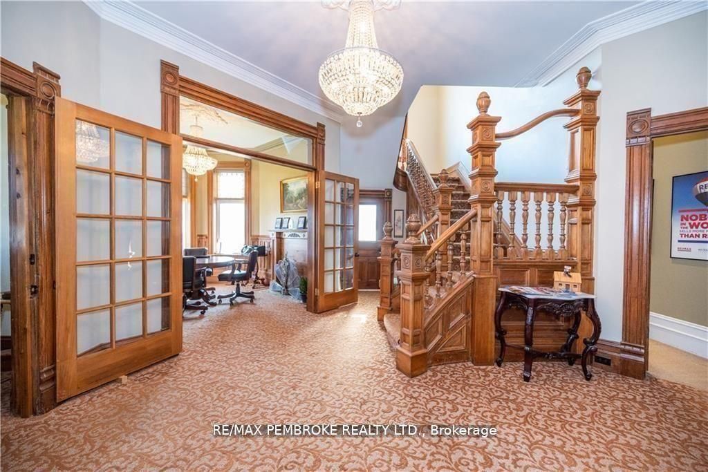 464 Pembroke Street W Property Photo 6