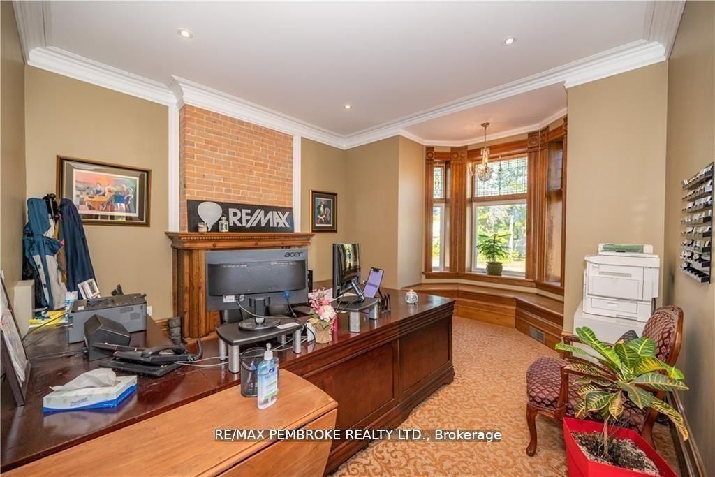 464 Pembroke Street W Property Photo 8
