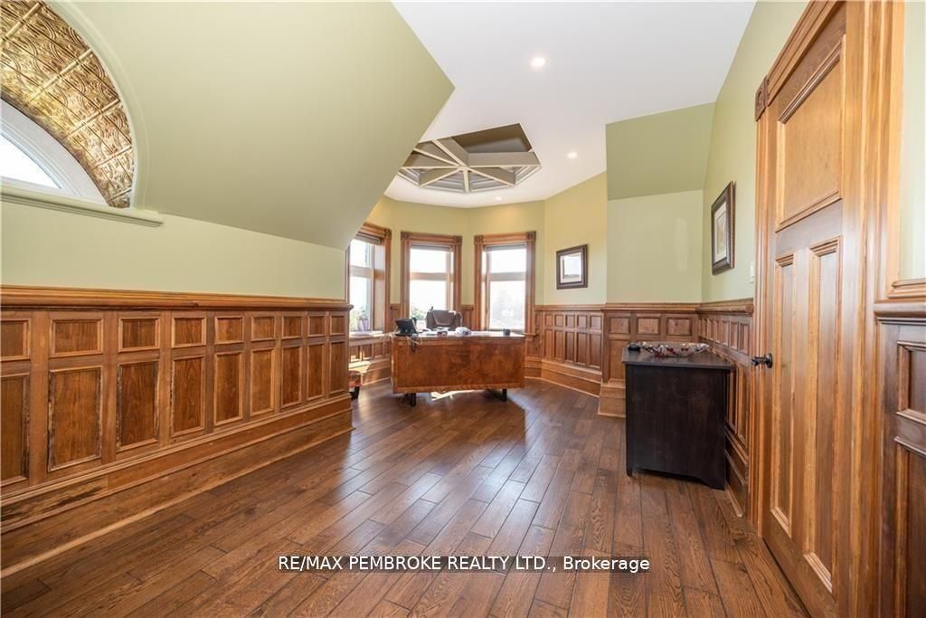 464 Pembroke Street W Property Photo 11