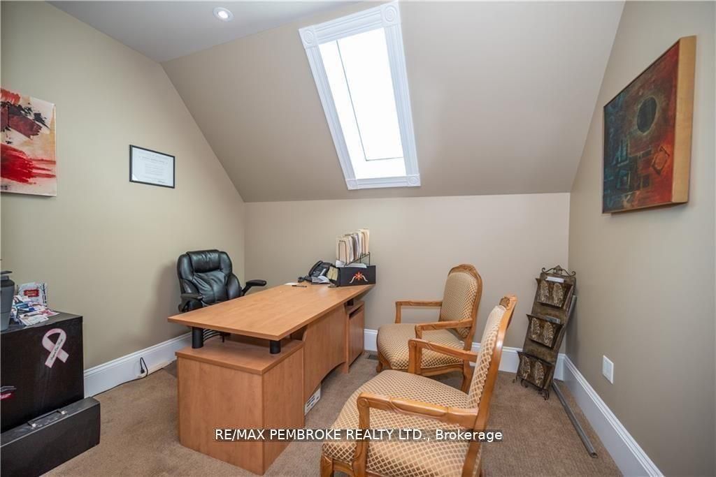 464 Pembroke Street W Property Photo 14