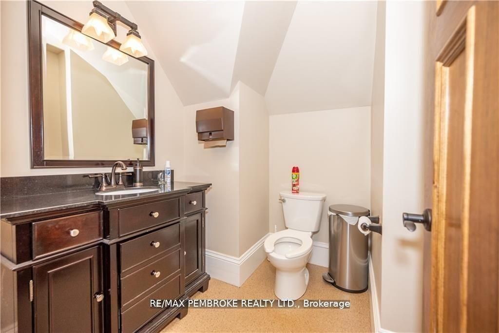 464 Pembroke Street W Property Photo 15