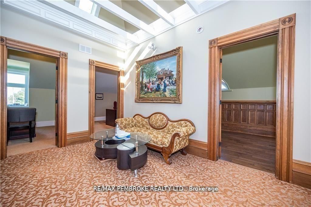 464 Pembroke Street W Property Photo 19
