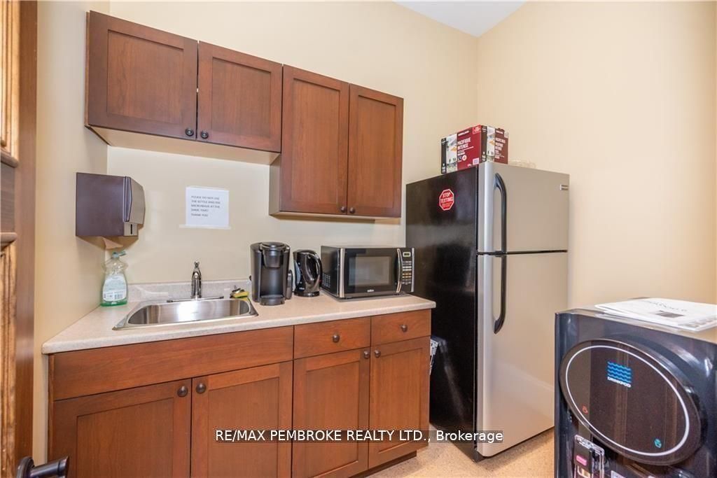 464 Pembroke Street W Property Photo 27