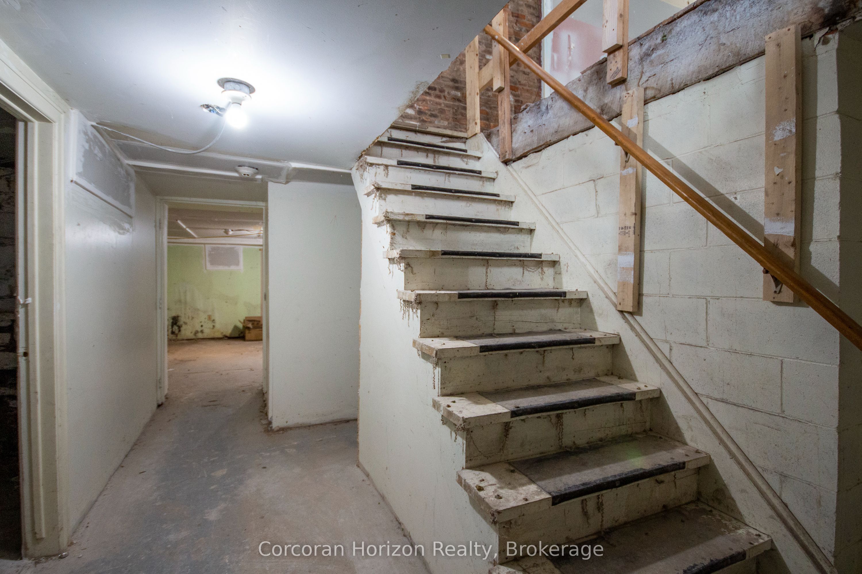 90 John Street S Full Property Photo 8