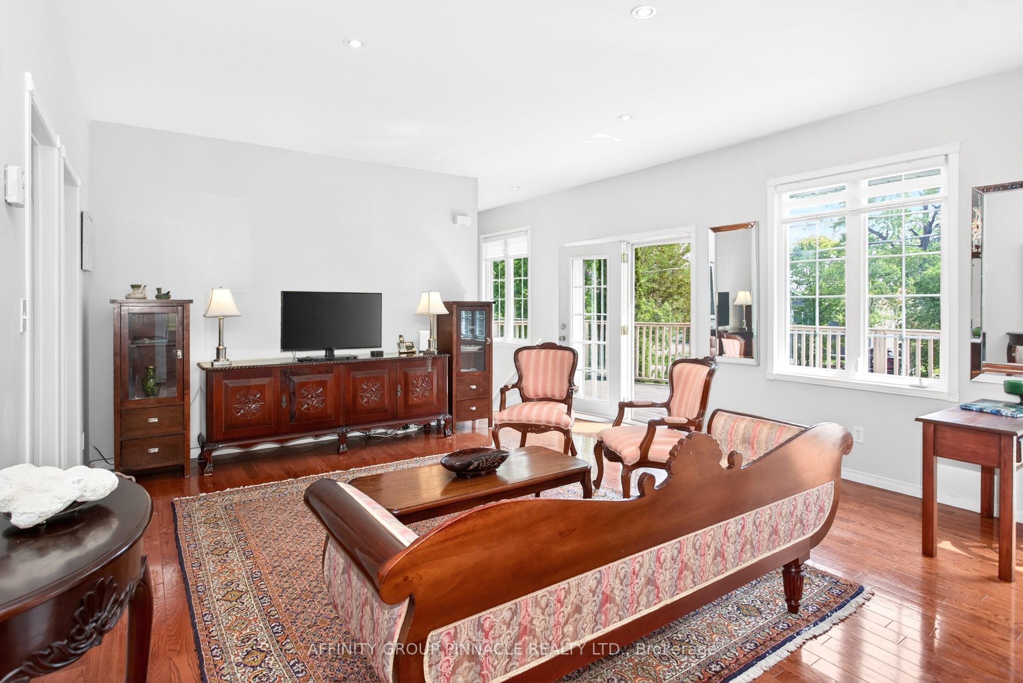 4 Head Street Property Photo 8