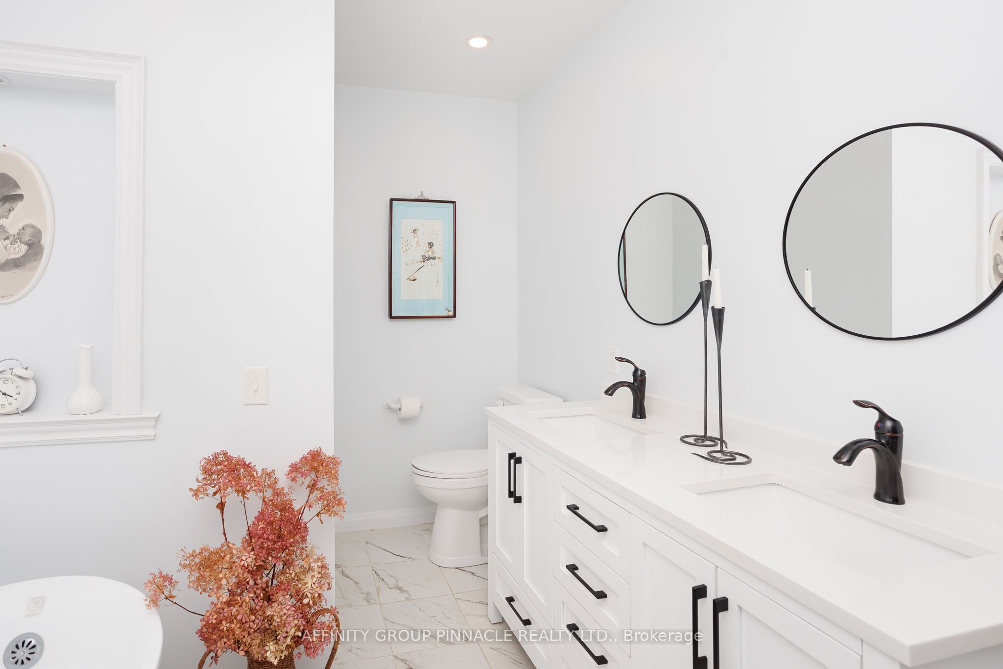 4 Head Street Property Photo 16